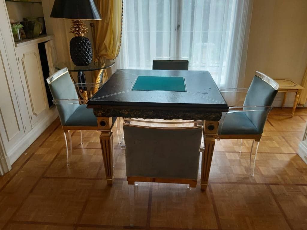 Null 克劳德-达尔勒的《罗密欧之家》。镀金漆木的方形游戏桌，顶部覆盖着毛毡和皮革，立柱上有护套。现代工作。高83厘米，宽100厘米，深100厘米。包括四把扶&hellip;