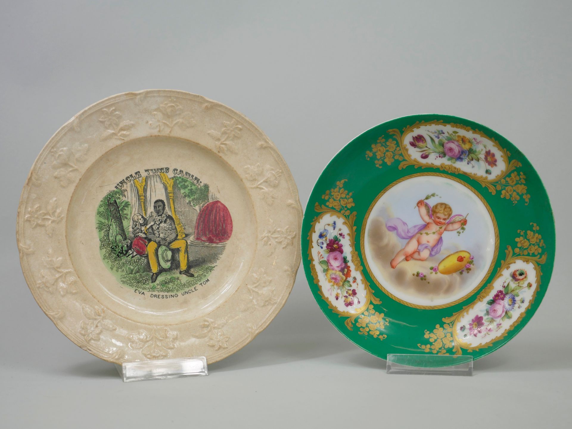 Null 一套两个甜点盘，一个是装饰有汤姆叔叔的精美陶器，另一个是装饰有小天使的塞夫勒风格的瓷器。