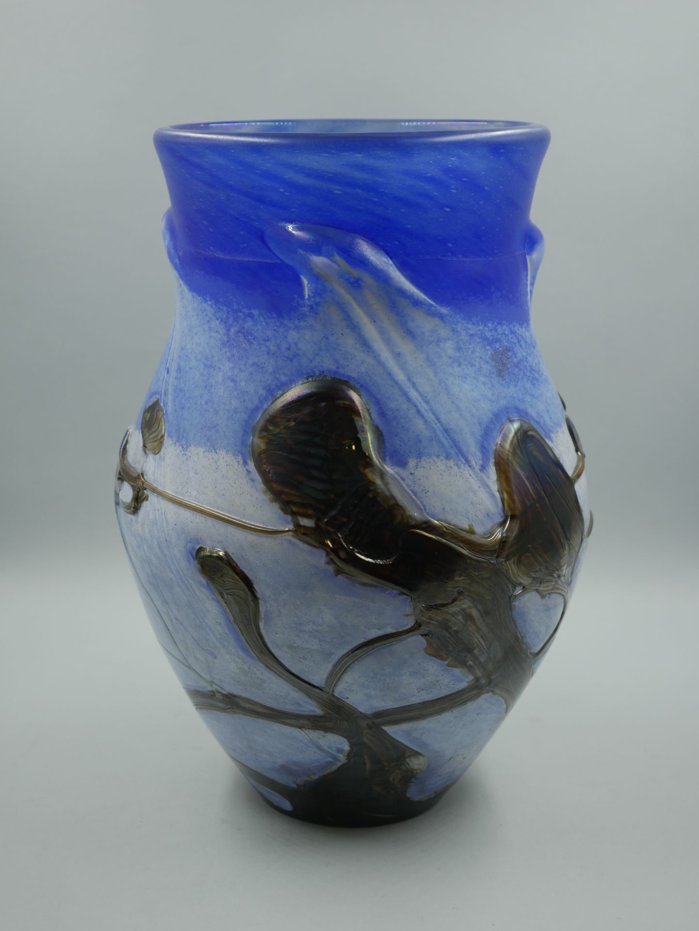 Null NOVARO Jean-Claude (1943-2015), Baluster 花瓶。蓝色玻璃证明，通过加热应用棕色和彩虹色元素。有签名和日期的是1&hellip;