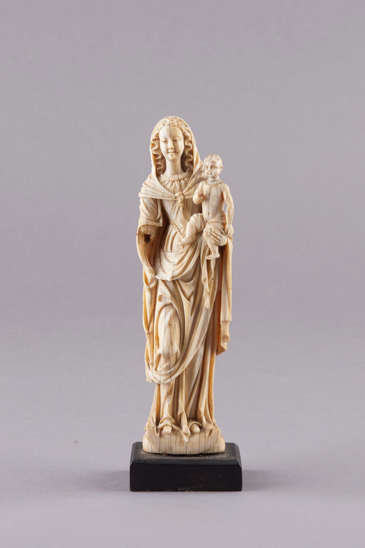 Null Sculpture en ivoire représentant la Vierge à l’enfant. La Vierge à la cheve&hellip;