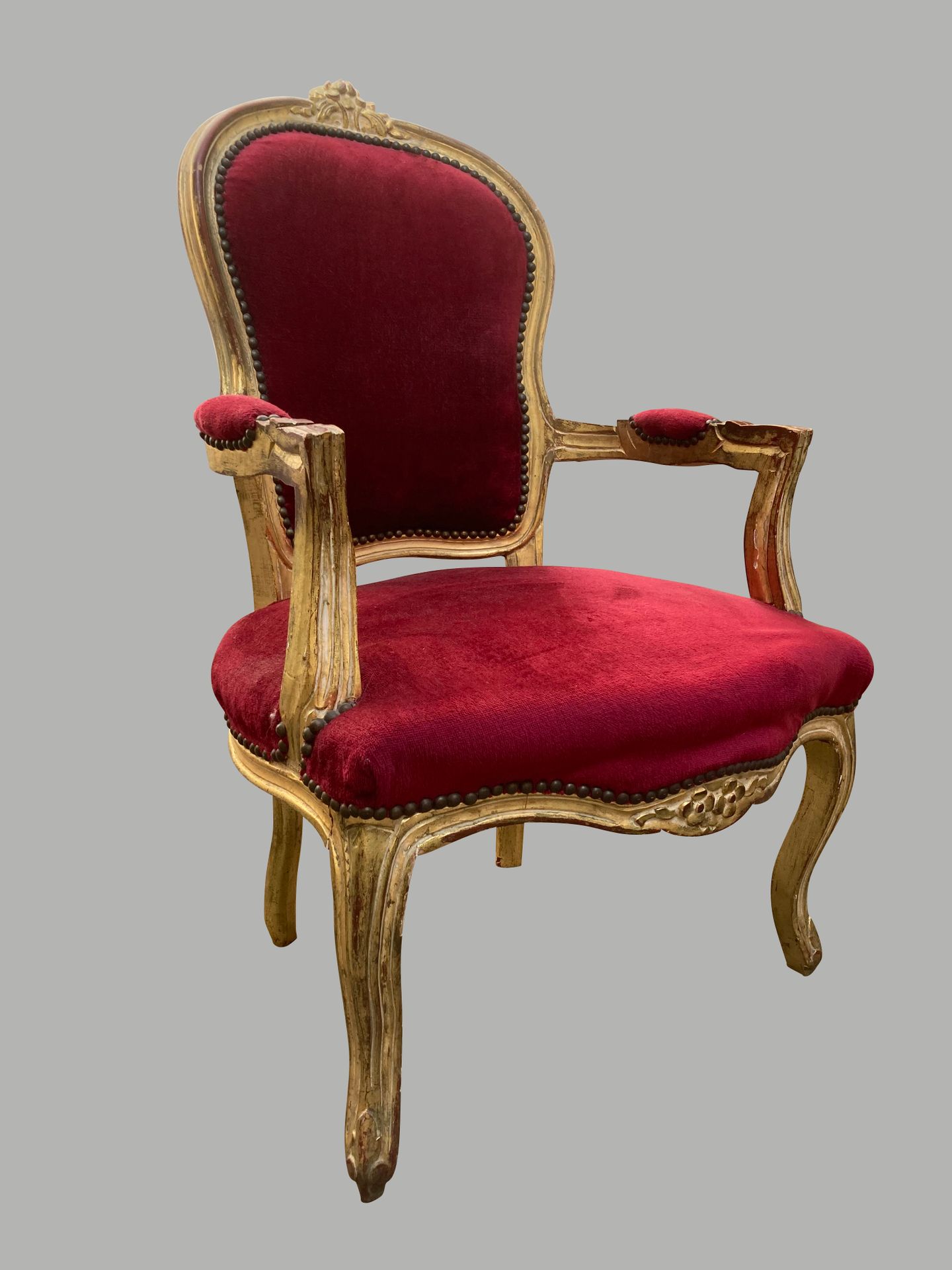 Null 雕刻和镀金的木制卡布里埃扶手椅，奖章式靠背，弧形腿，红色天鹅绒软垫。路易十五风格。高94厘米，宽62厘米，深66厘米。
