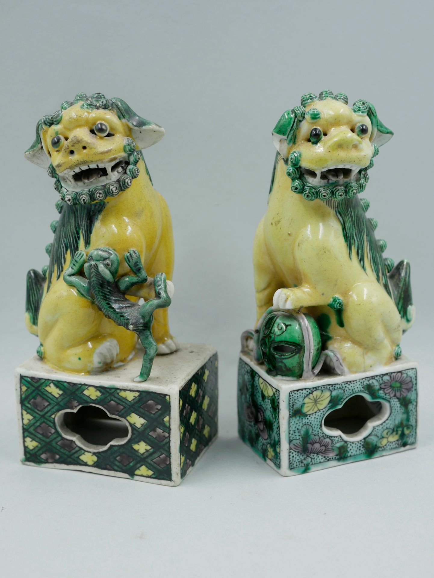 Null 中国，一对多色釉陶器主题，以佛狗为主题。(损坏和丢失的部件）。)高14.5厘米。