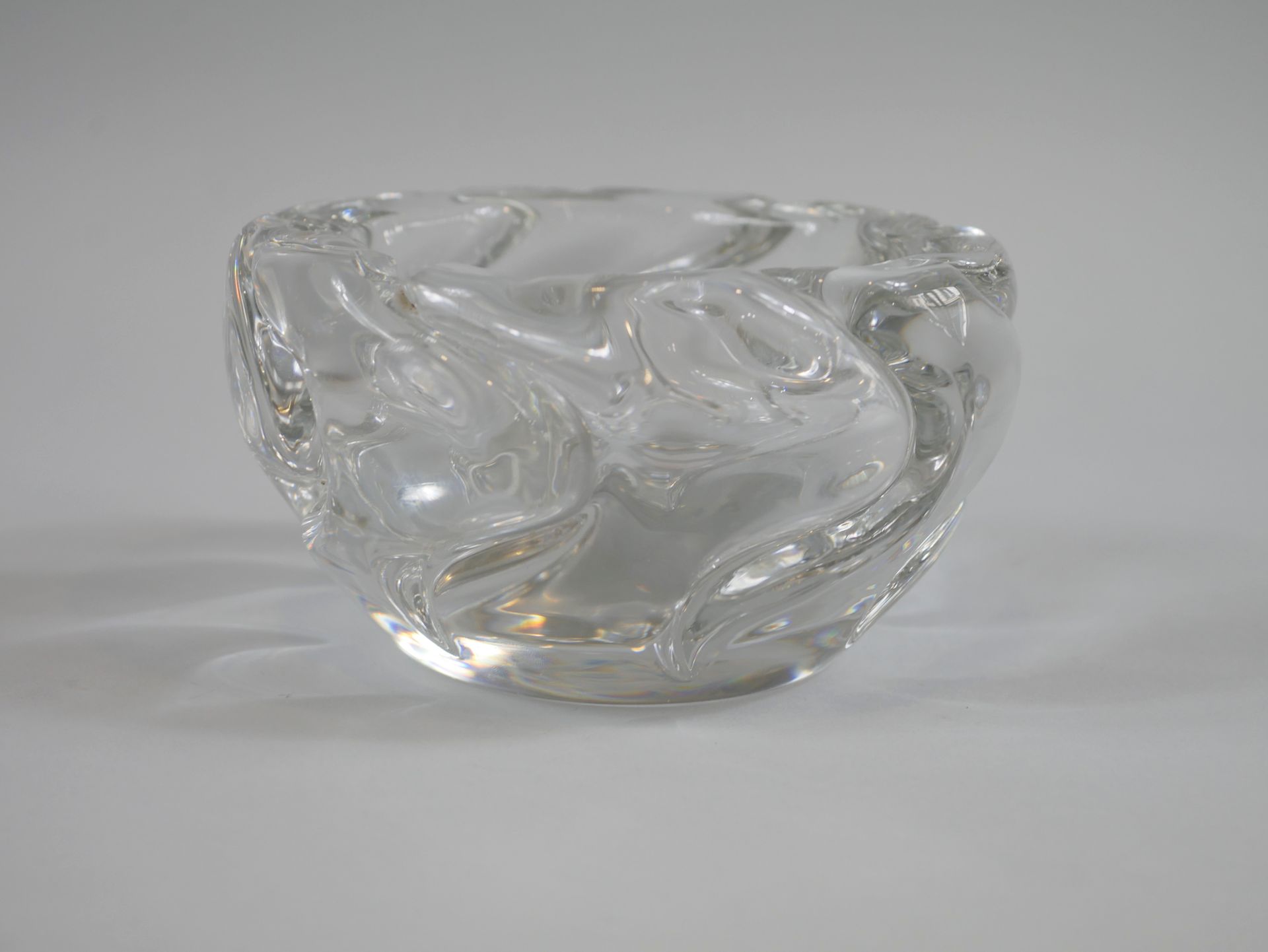 Null DAUM. Large round ashtray in moulded crystal. Signed on the edge "Daum Fran&hellip;