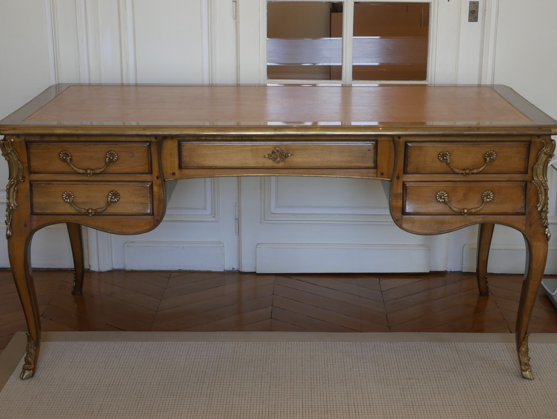 Null Grand bureau plat de style Louis XV en bois de placage, ouvrant à cinq tiro&hellip;