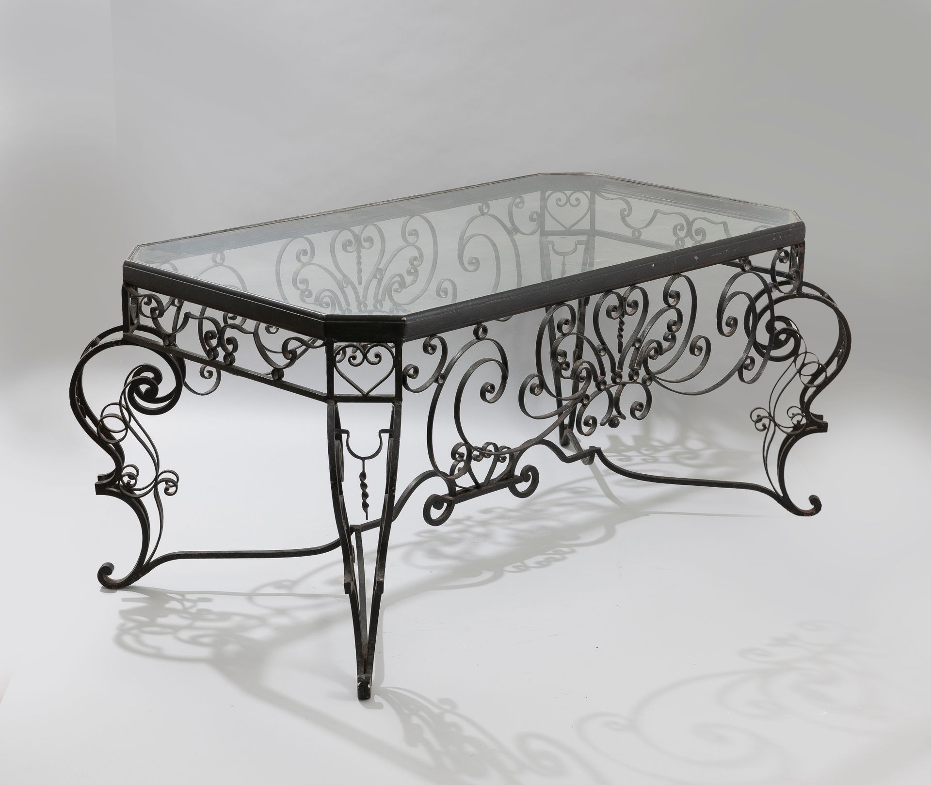 Null Wrought iron and black lacquered coffee table, the belt with a shell motif,&hellip;