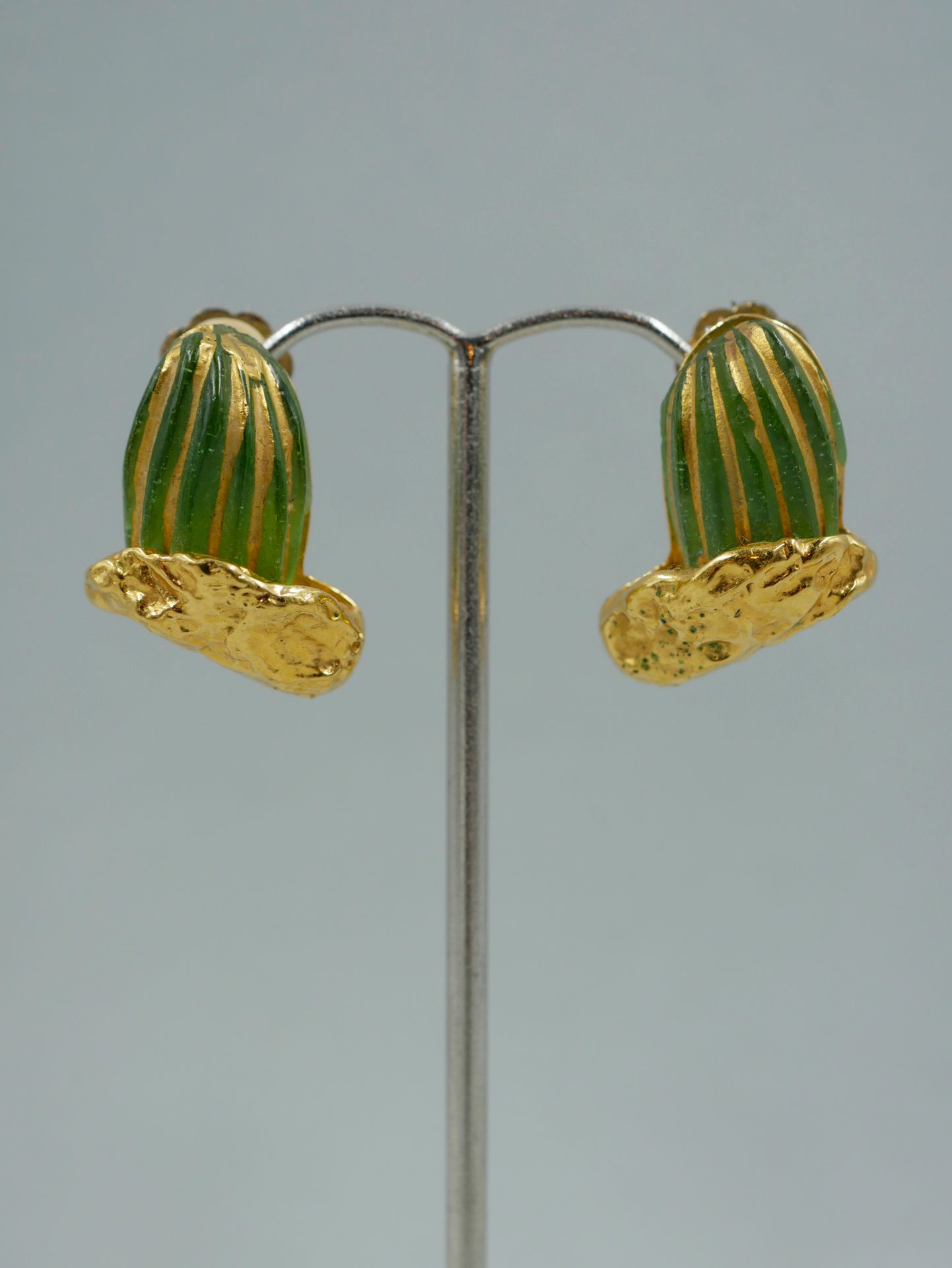 Null 希尔顿-麦克康尼科（1943-2018），代表法国DAUM公司。一对仙人掌形状的鎏金金属和玻璃膏耳环。签名。高2,5厘米。