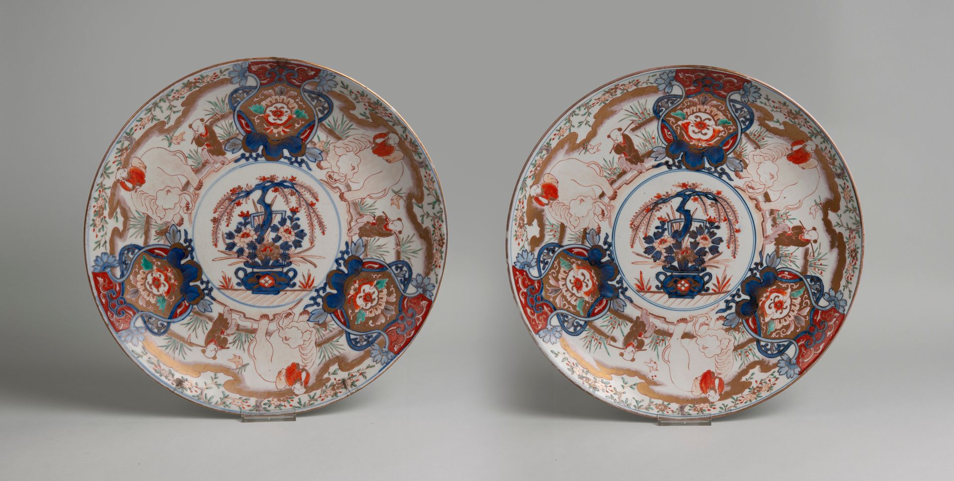 Null JAPÓN siglo XIX. Pareja de grandes platos de porcelana decorados en azul ba&hellip;