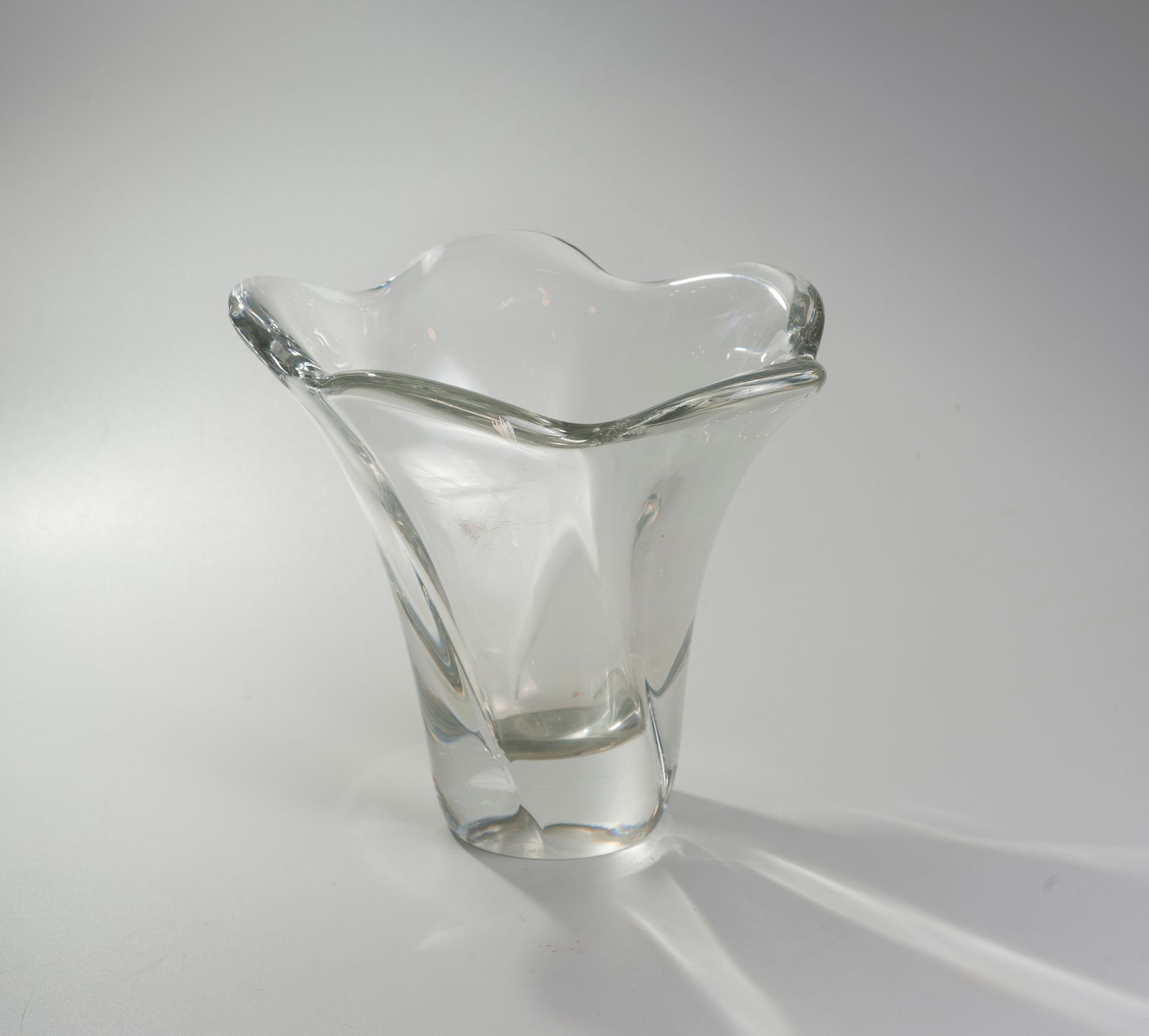 Null DAUM。由天鹅颈灯座组成的水晶套装，签名，高23厘米。十个水晶刀架，已签名，装在盒子里）。)一个水晶花瓶，签名，高20厘米（因使用而产生的划痕）。