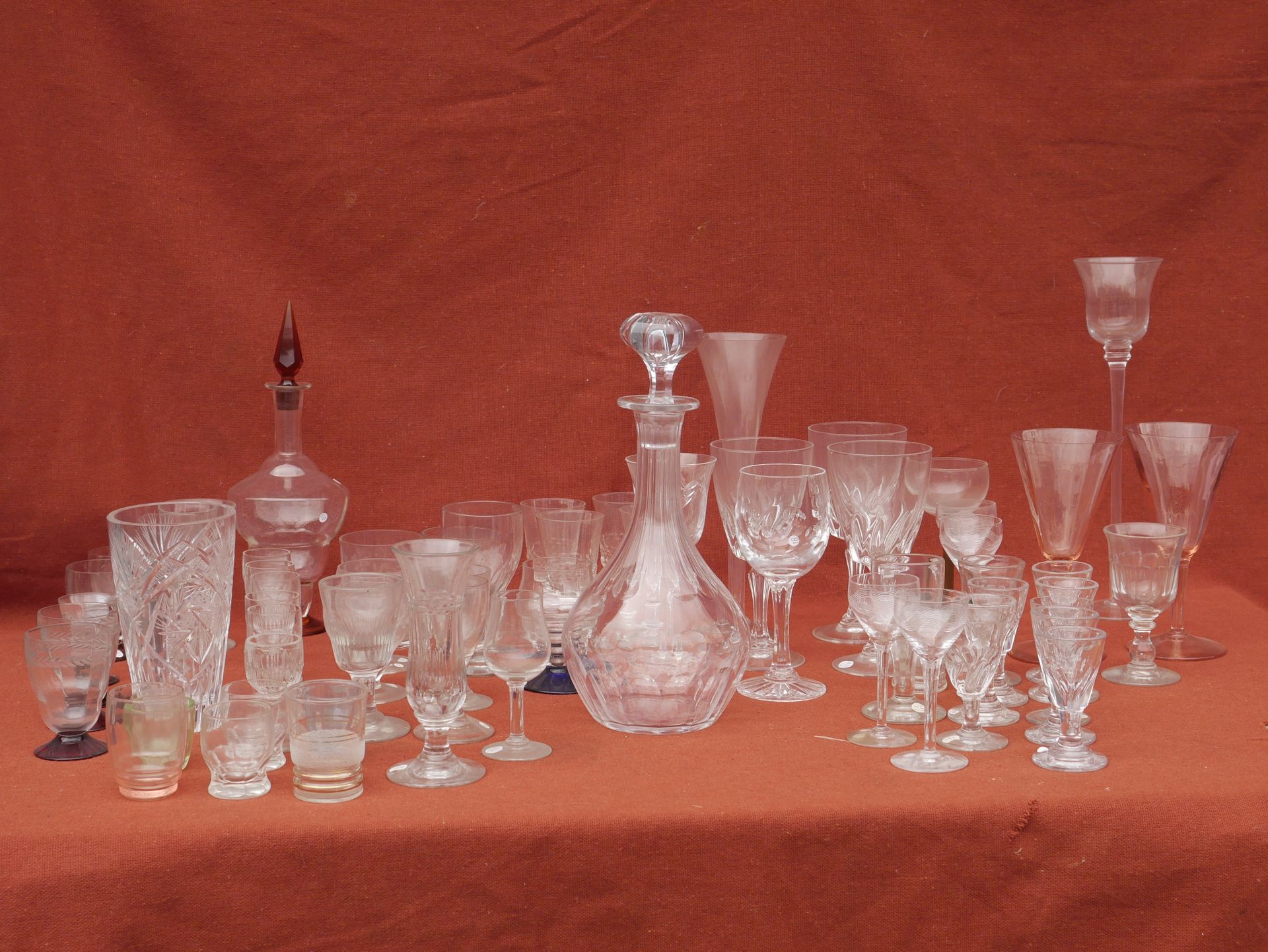Null 一批重要的玻璃器皿：水杯，酒杯，酒杯，香槟酒杯，切割玻璃和水晶，以及两个醒酒器和它们的瓶塞，一些是巴卡拉和圣路易斯风格。(损害赔偿）以手柄形式出售。