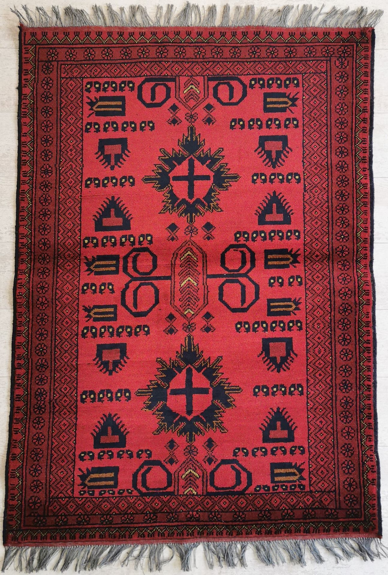 Null 土库曼的羊毛地毯，在红色背景上装饰有十字架和古尔邦斯。100 x 143厘米。