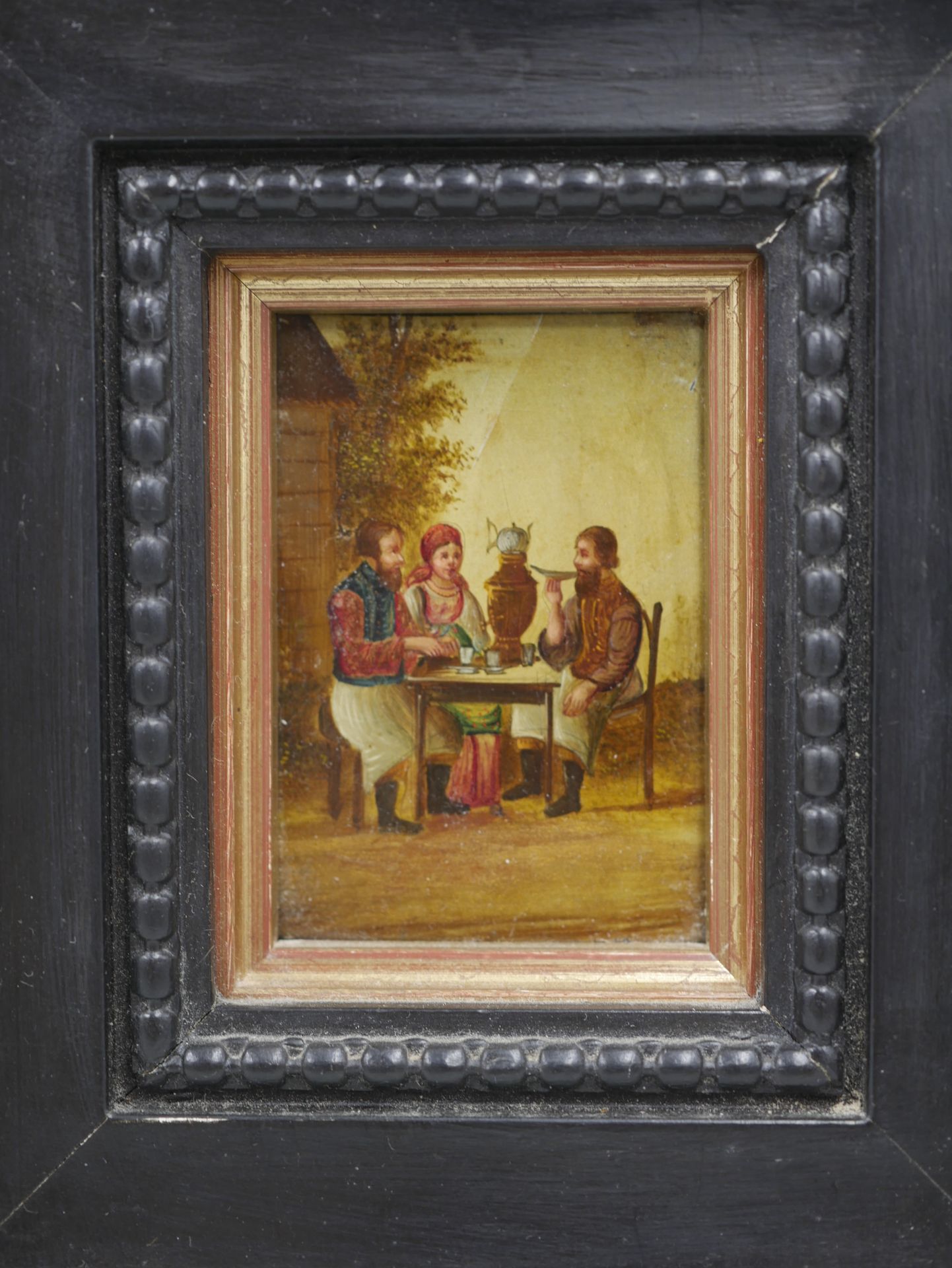 Null 表现三个俄罗斯人物的板上油画微型画。19世纪。装在一个漂亮的木雕框架里。