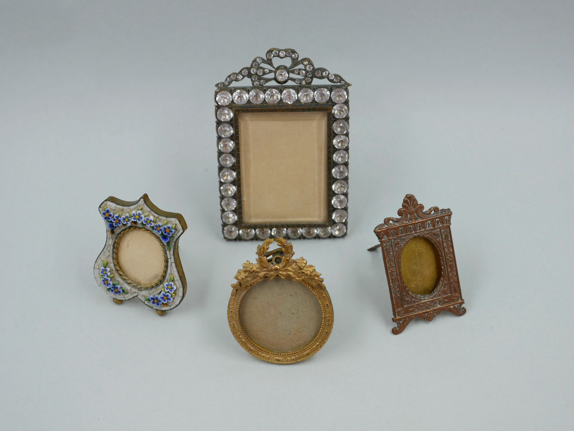 Null Lot of picture frames, one of them in metal with rhinestones and an openwor&hellip;