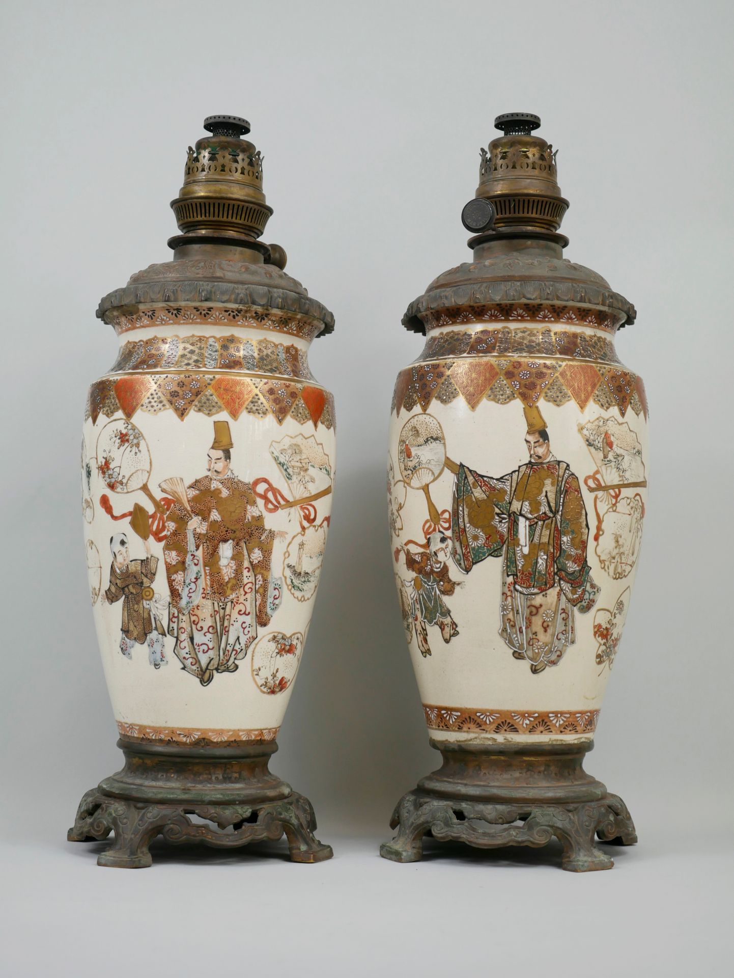 Null 日本，明治时期（1868-1912）。两个萨摩陶器花瓶装在灯上，装饰着贵族和儿童，多裂纹储备的风景。肩部有一个几何图案的楣板装饰。多色和鎏金釉瓷器。 &hellip;