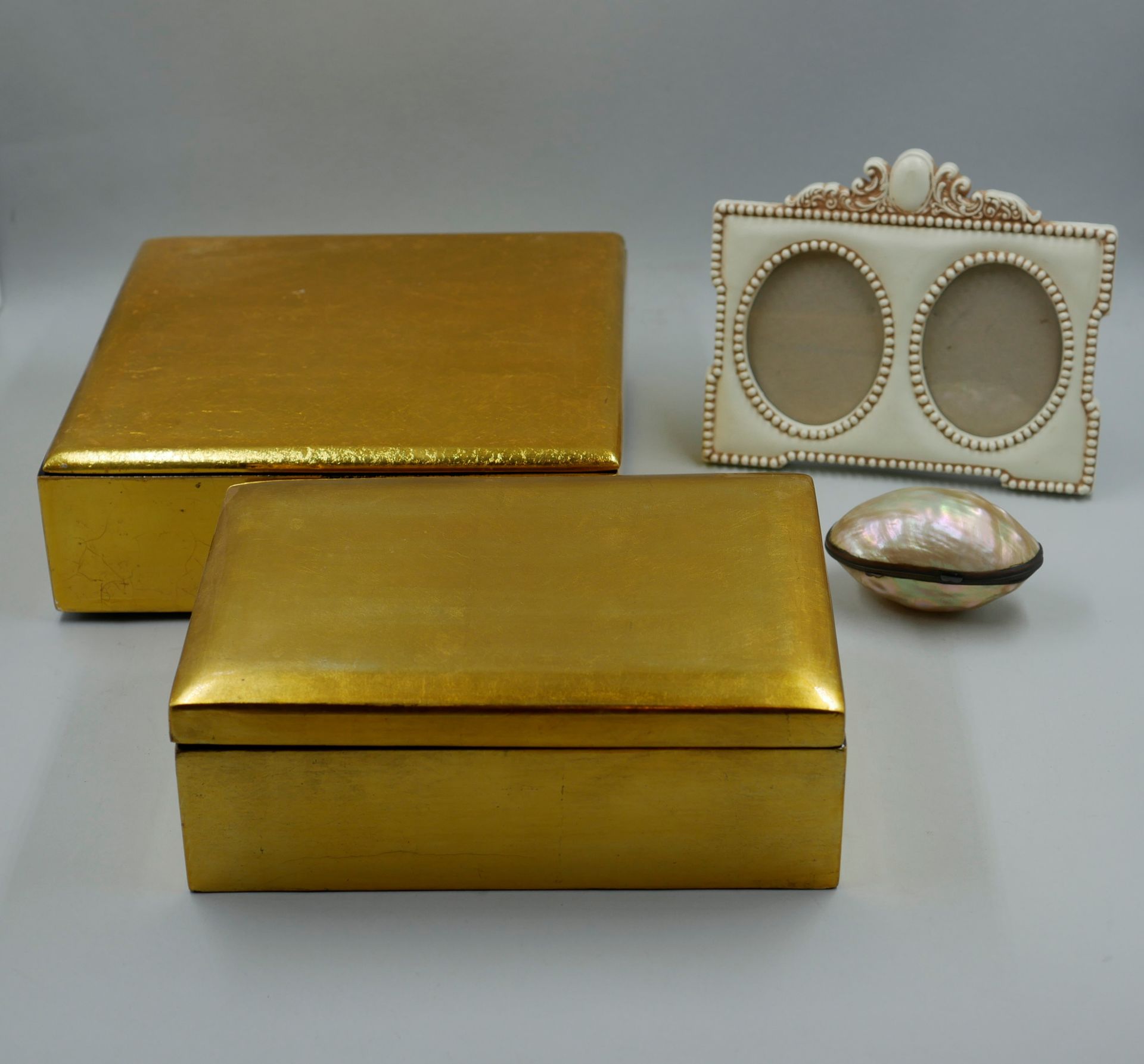 Null 拍品包括两个金漆盒子，一个树脂照片架，一个珍珠母念珠盒。