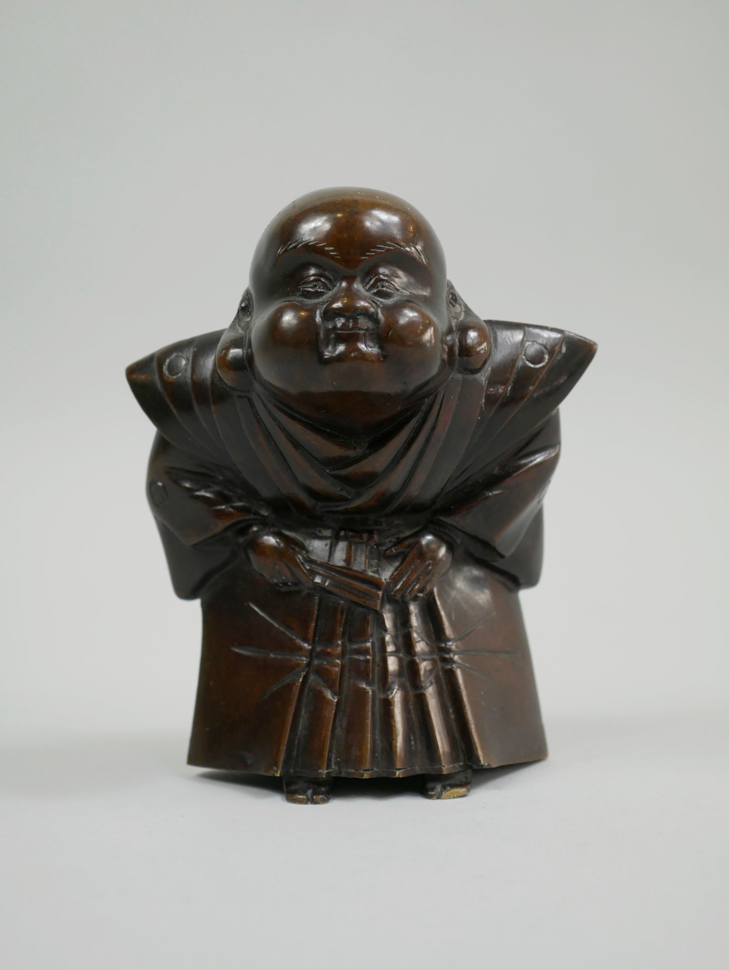 Null 日本。明治时期（1868-1912）。棕色的铜质和服，表现了一个扮演Hotei的演员。高15厘米。