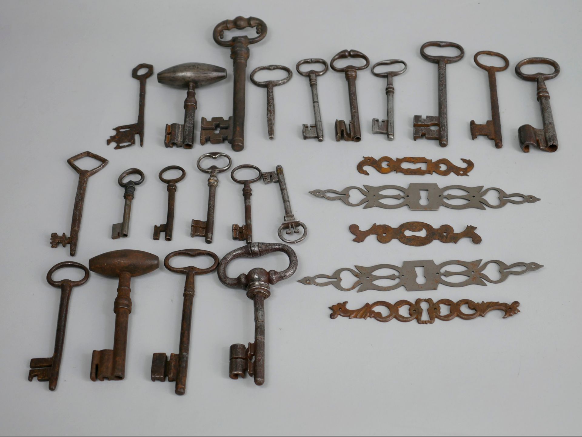 Viele Eisenwaren, darunter alte Schlüssel und Schlösser …