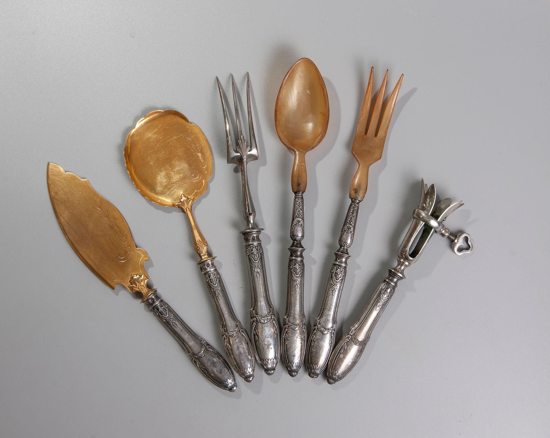Null 一套路易十四风格的银质餐具，包括两件鱼具，两件羊腿具，两件沙拉具。20世纪。PB 570gr.