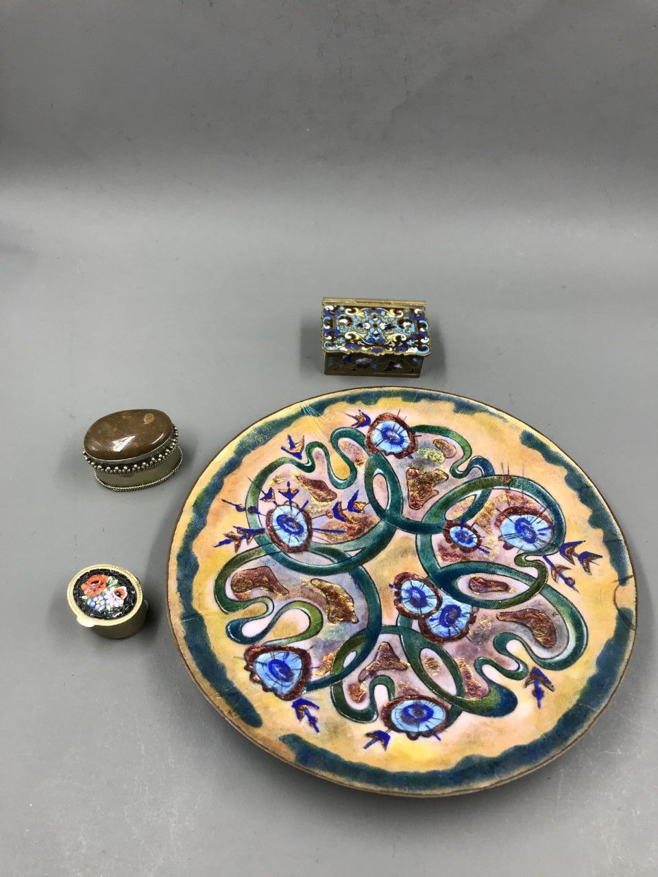 Null 拍品包括一个小珐琅盘，三个掐丝珐琅药箱，马赛克，金属和石头装饰。