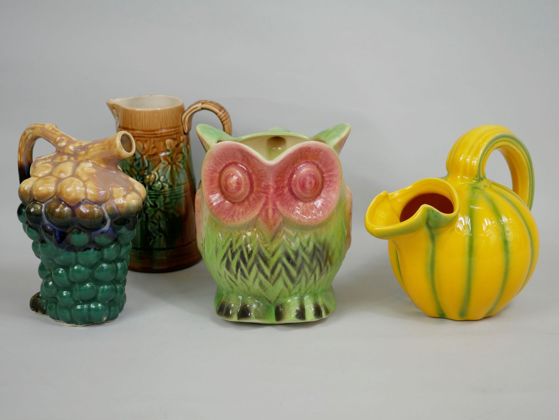 Null 一套四件着色器，分别是一串葡萄、一只猫头鹰、一个葫芦和一个木桶的形状的Barbotine壶。