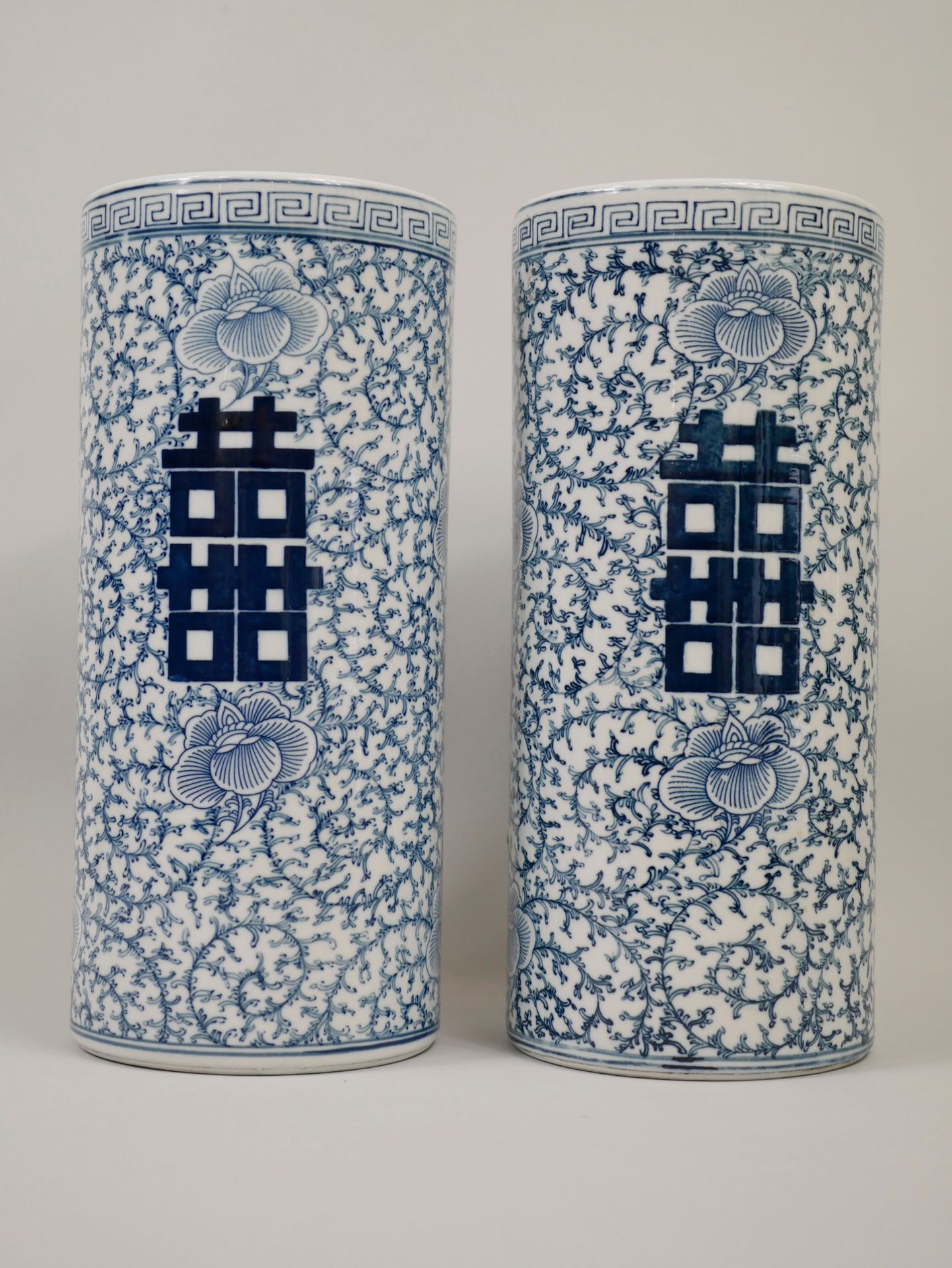 Null 中国，20世纪。 两个卷轴花瓶，装饰有鲜花、卷轴和 "囍 "字。伪造的乾隆标记。蓝白釉瓷器。高28厘米。直径13厘米。