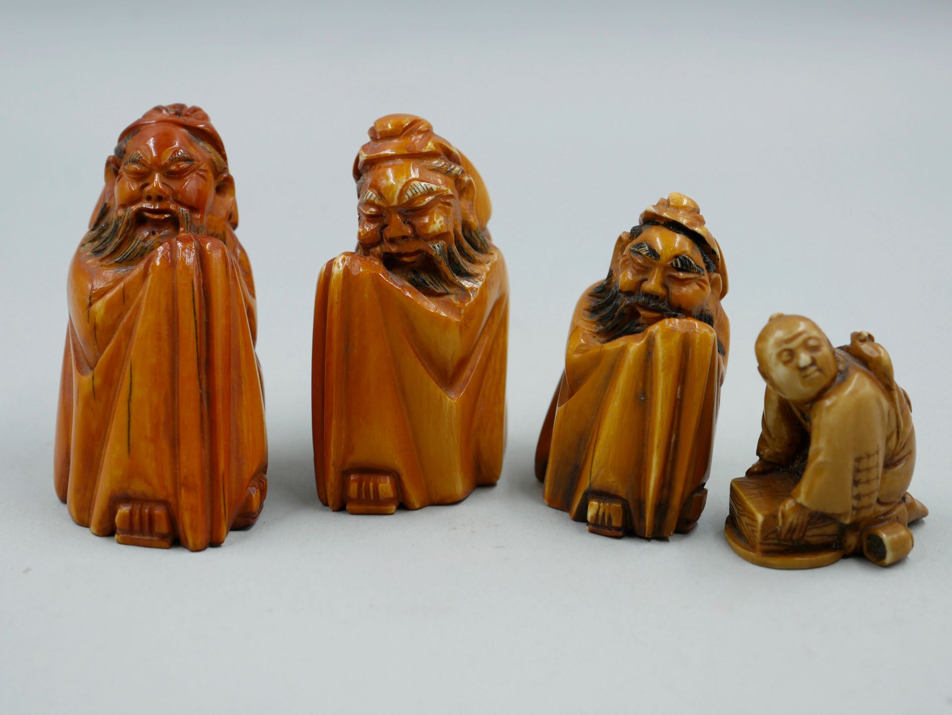 Null GIAPPONE. Lotto di quattro Netsuke in avorio policromo intagliato con patin&hellip;