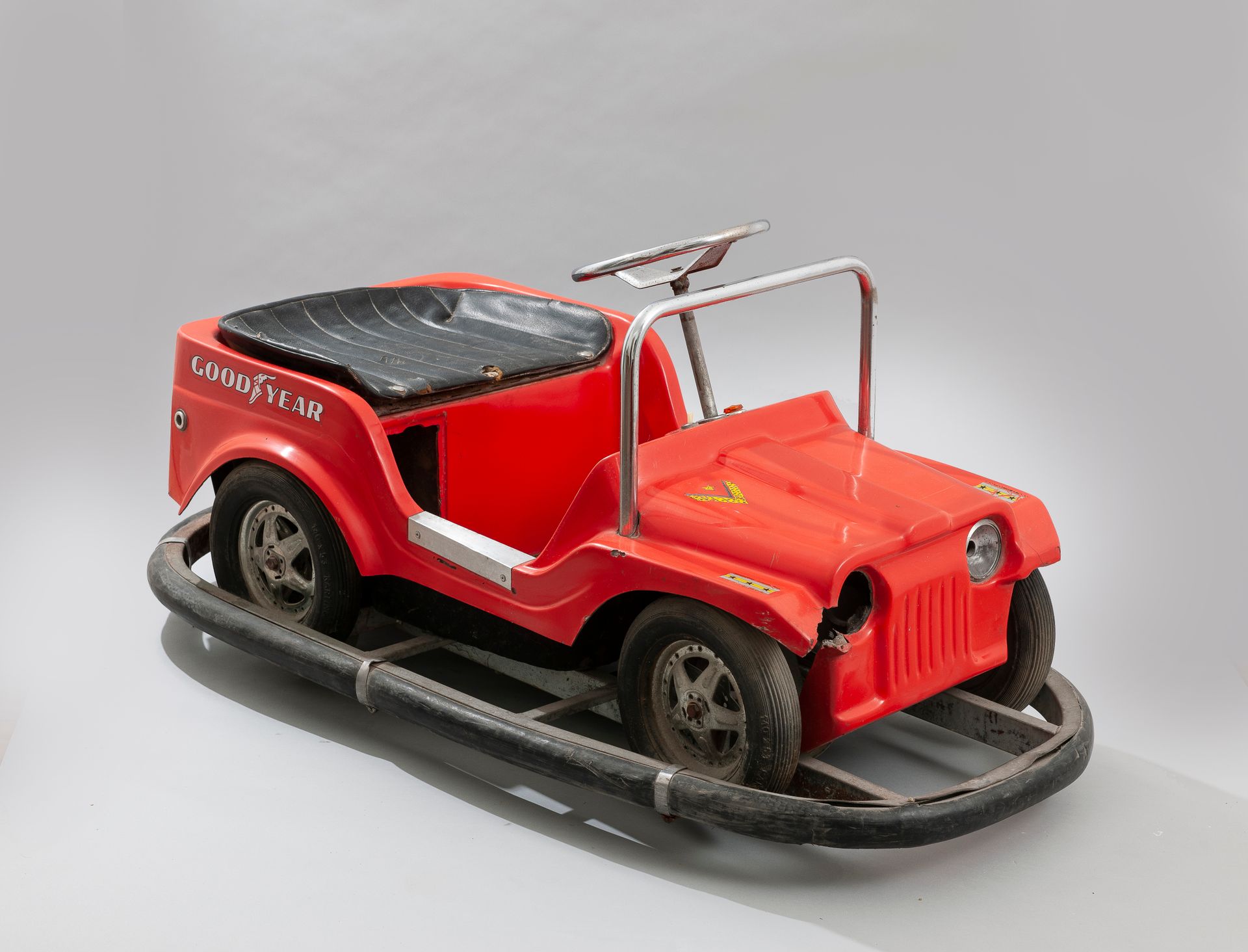 Null Alter Kinder-Scooter mit Münzbox aus rot lackiertem Kunststoff, der Sitz au&hellip;
