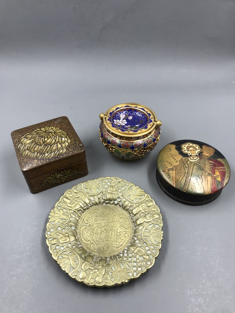 Null Lot including an ashtray in cloisonné enamel with butterflies and orchids (&hellip;