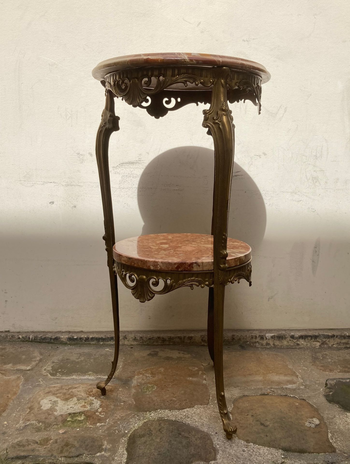 Null Une table d'appoint tripode, à dessus de marbre. Haut 73,5 cm, Diam 39 cm.