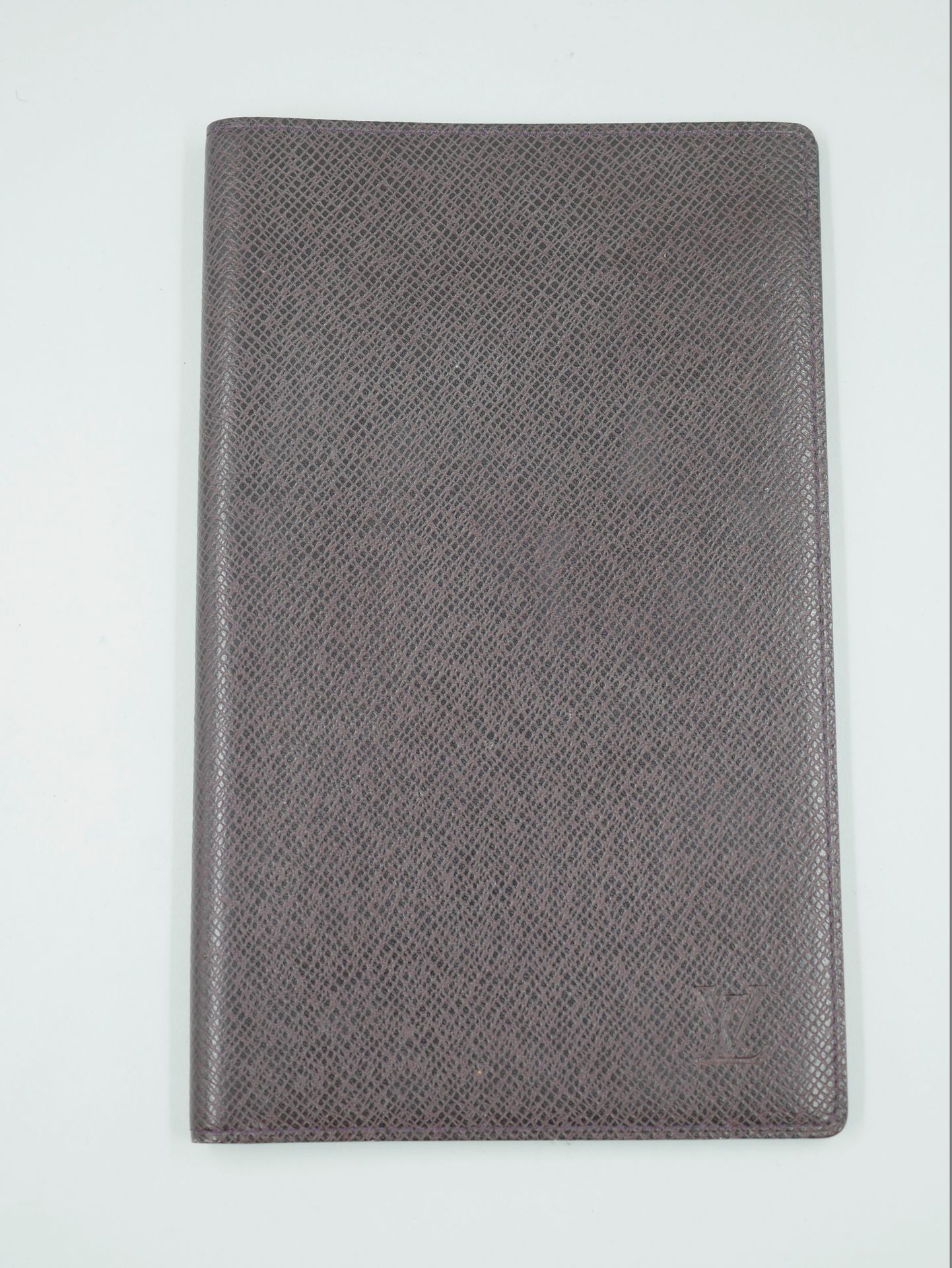 Null LOUIS VUITTON.黑色粒面皮革的议程夹。优雅的压印。21,5 x 13,5厘米。