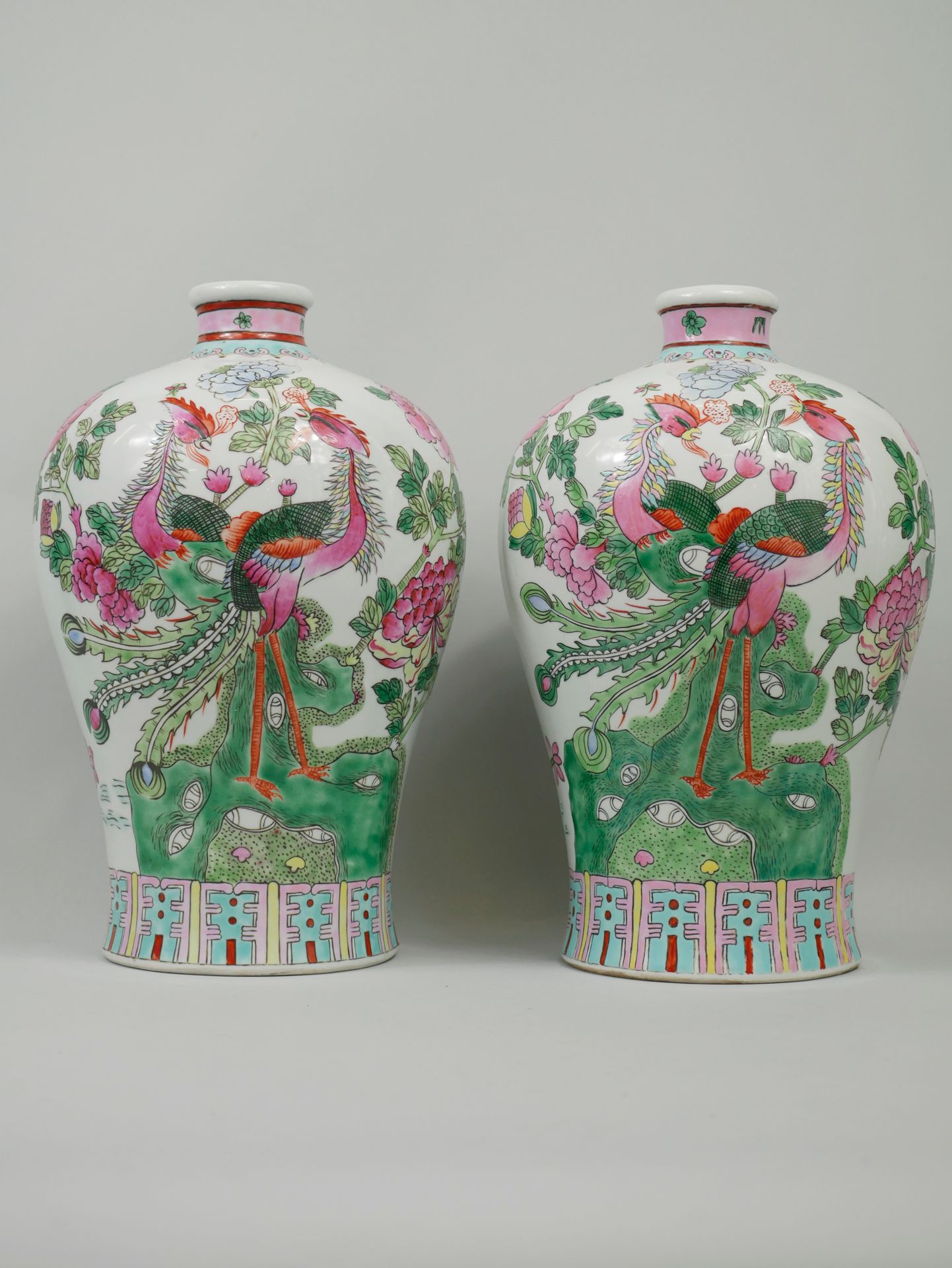 Null 中国，20世纪。两个花瓶，装饰着鸟和花。背面有 "同治 "的伪作标记。多色珐琅彩瓷器。高30厘米，直径20厘米。
