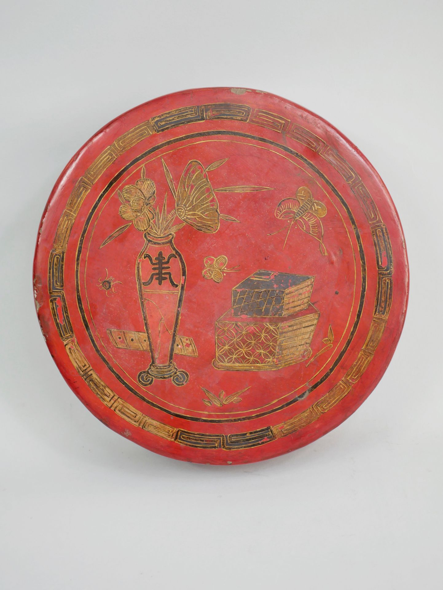 Null 中国 20世纪。红、金、黑漆木圆盒，装饰有花瓶、蝴蝶和花朵。内部有隔间。直径29厘米。(事故和失踪)