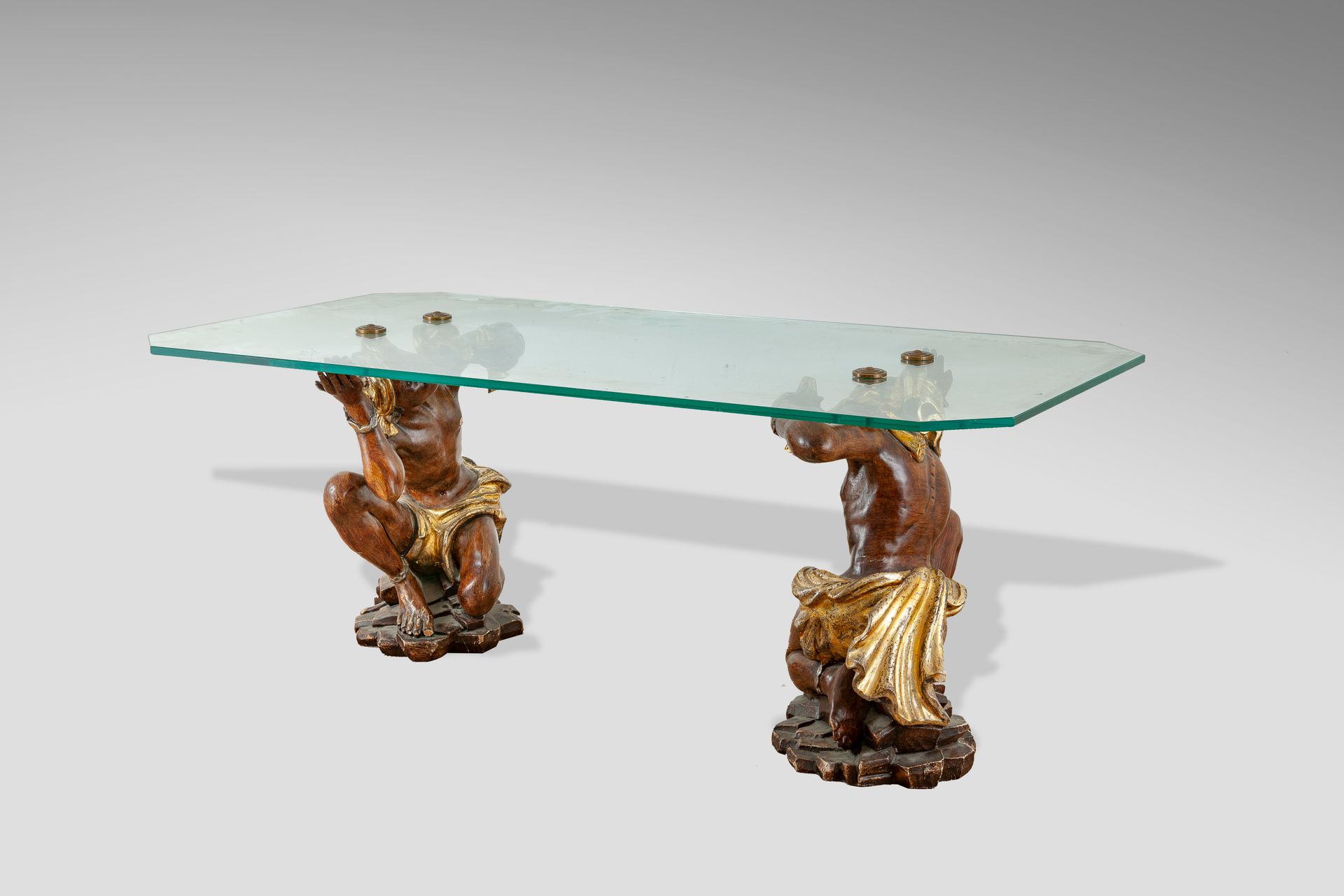 Null 带有长方形玻璃桌面的咖啡桌，底座由两个雕刻的努比亚木头组成，上面涂有油漆和镀金。(有些事故和缺失的部分）。)高50厘米，宽132，深70厘米。