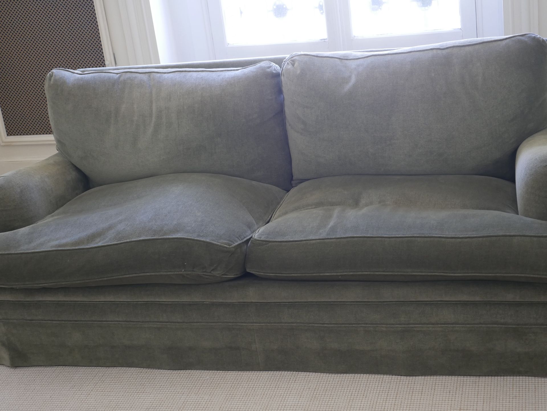 Null Zweisitziges Sofa aus grünem Samt (gebrauchter Zustand, einige Flecken). Hö&hellip;