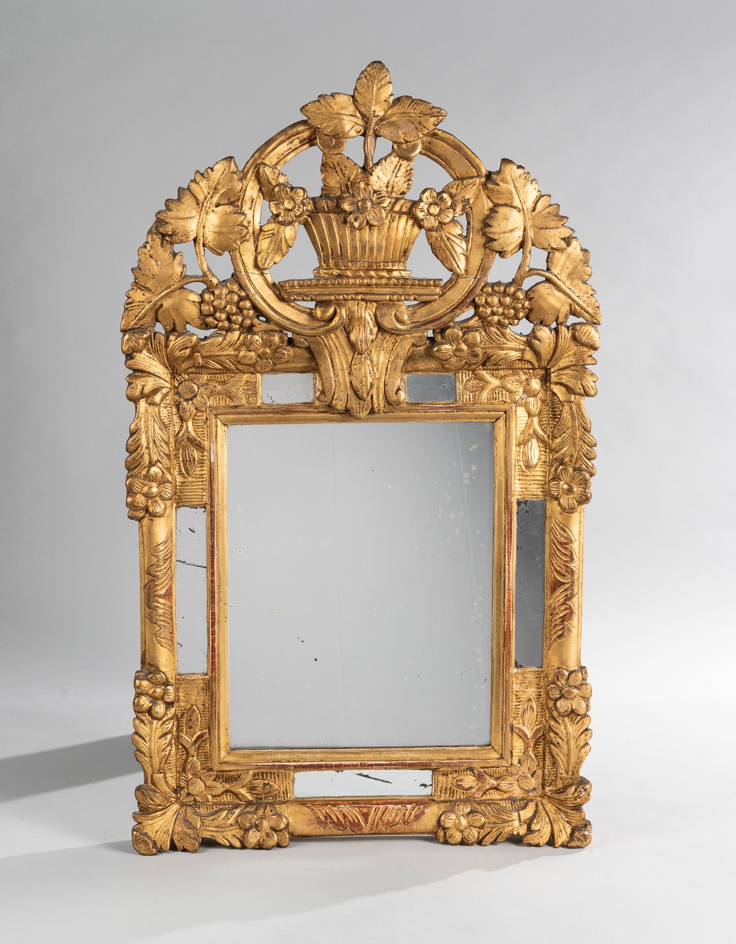 Spiegel aus vergoldetem Holz mit Zierleisten und Schnitz…