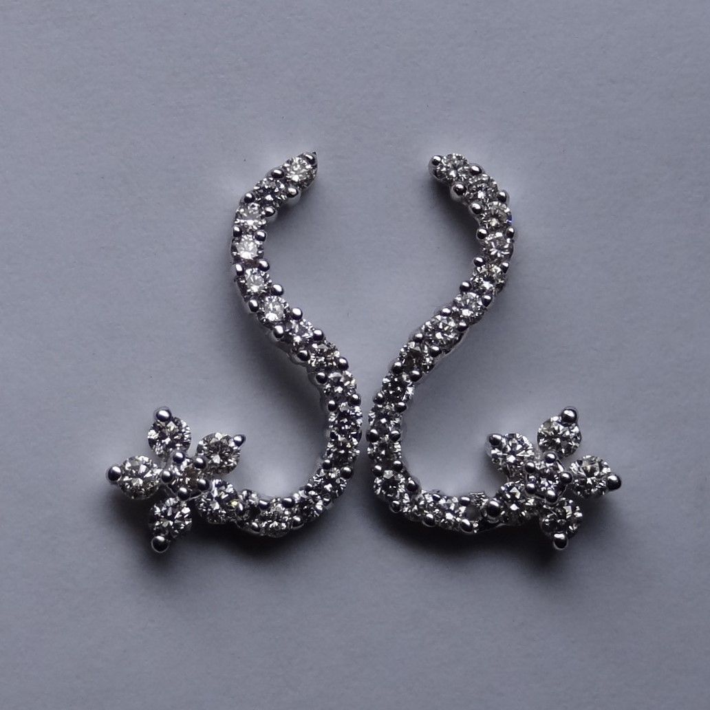 Null Paire de boucles d'oreilles en or blanc 18k à motifs de fleurs soulignés d'&hellip;