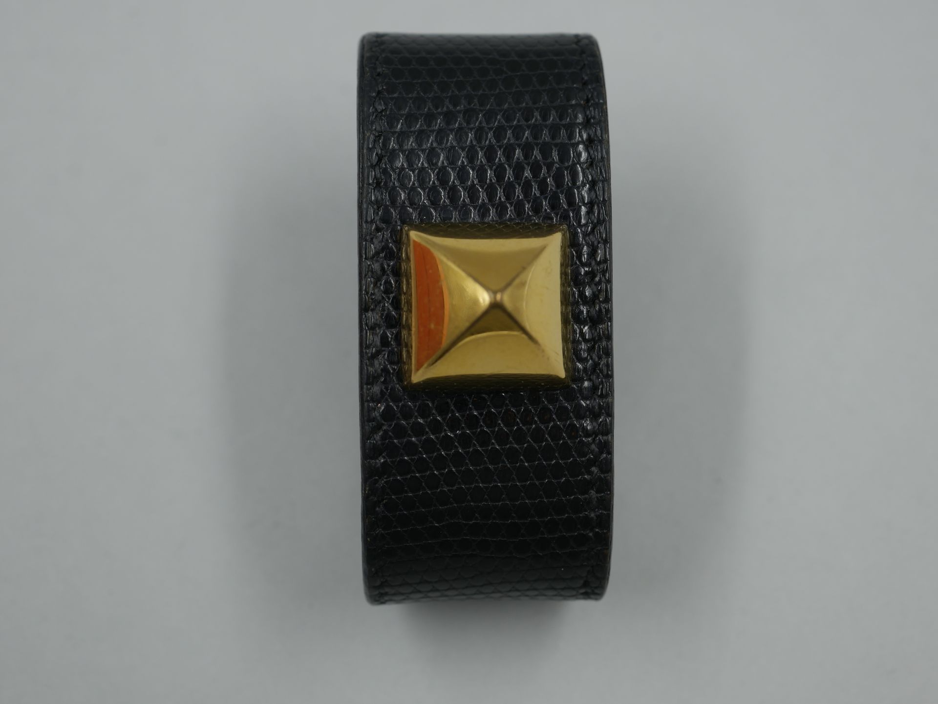 Null HERMES - Bracelet cuir manchette "Médor" orné de motif en métal doré - Dans&hellip;