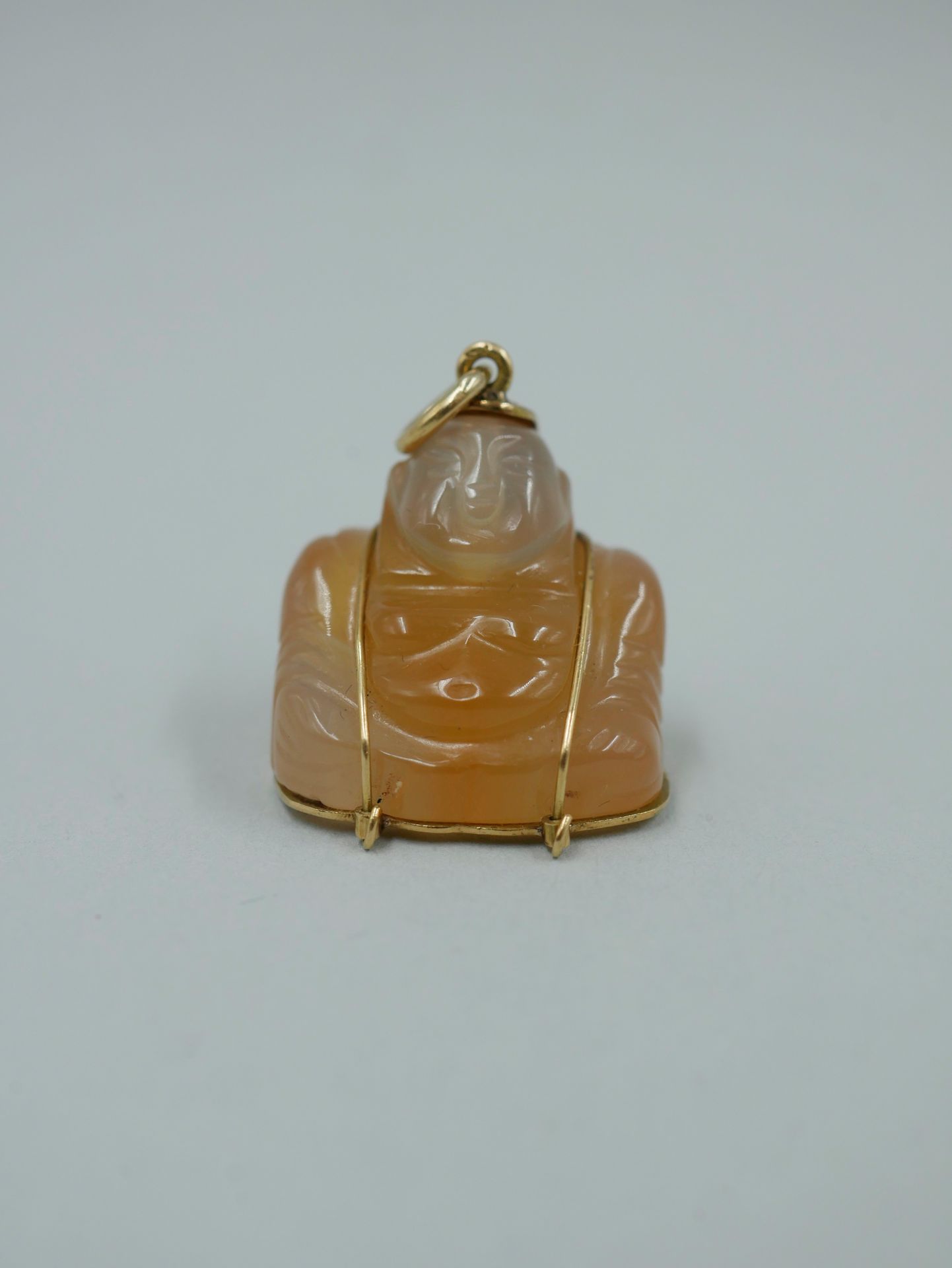 Null Pendentif en or jaune 18k figurant un Budai en cornaline, le dos orné d'un &hellip;