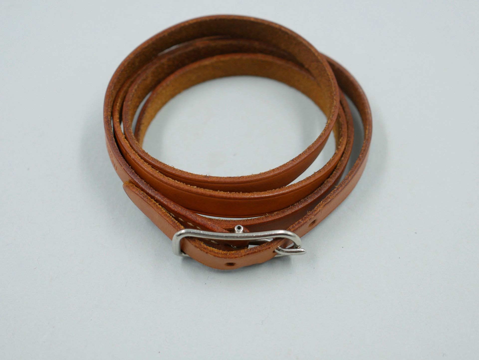 Null HERMES Paris. Bracelet "Hapi 3" en cuir marron clair, fermoir boucle en mét&hellip;