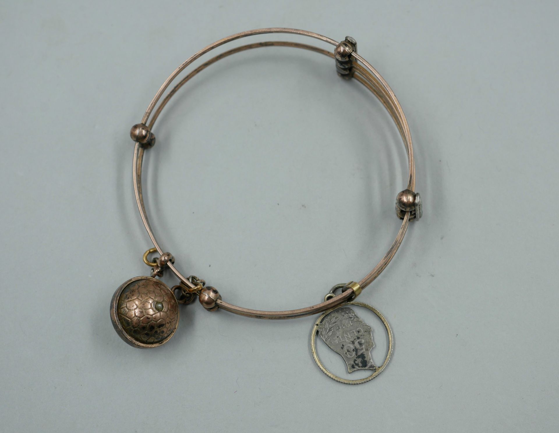 Null Bracelet jonc réglable en or rose 18K orné de semences de perles et de deux&hellip;