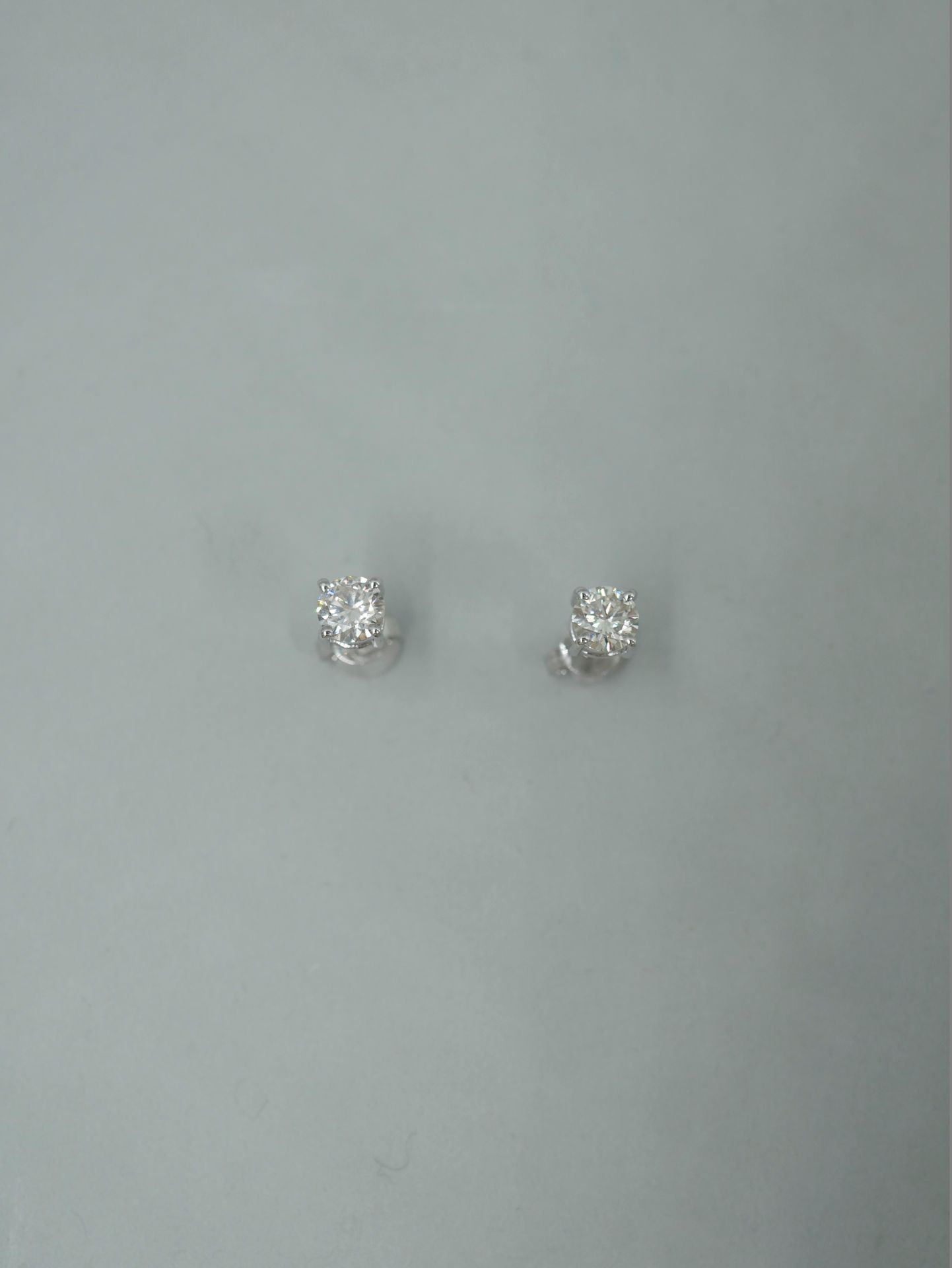 Null Paire de puces d'oreilles en or blanc 18k chacune ornée de diamants taille &hellip;