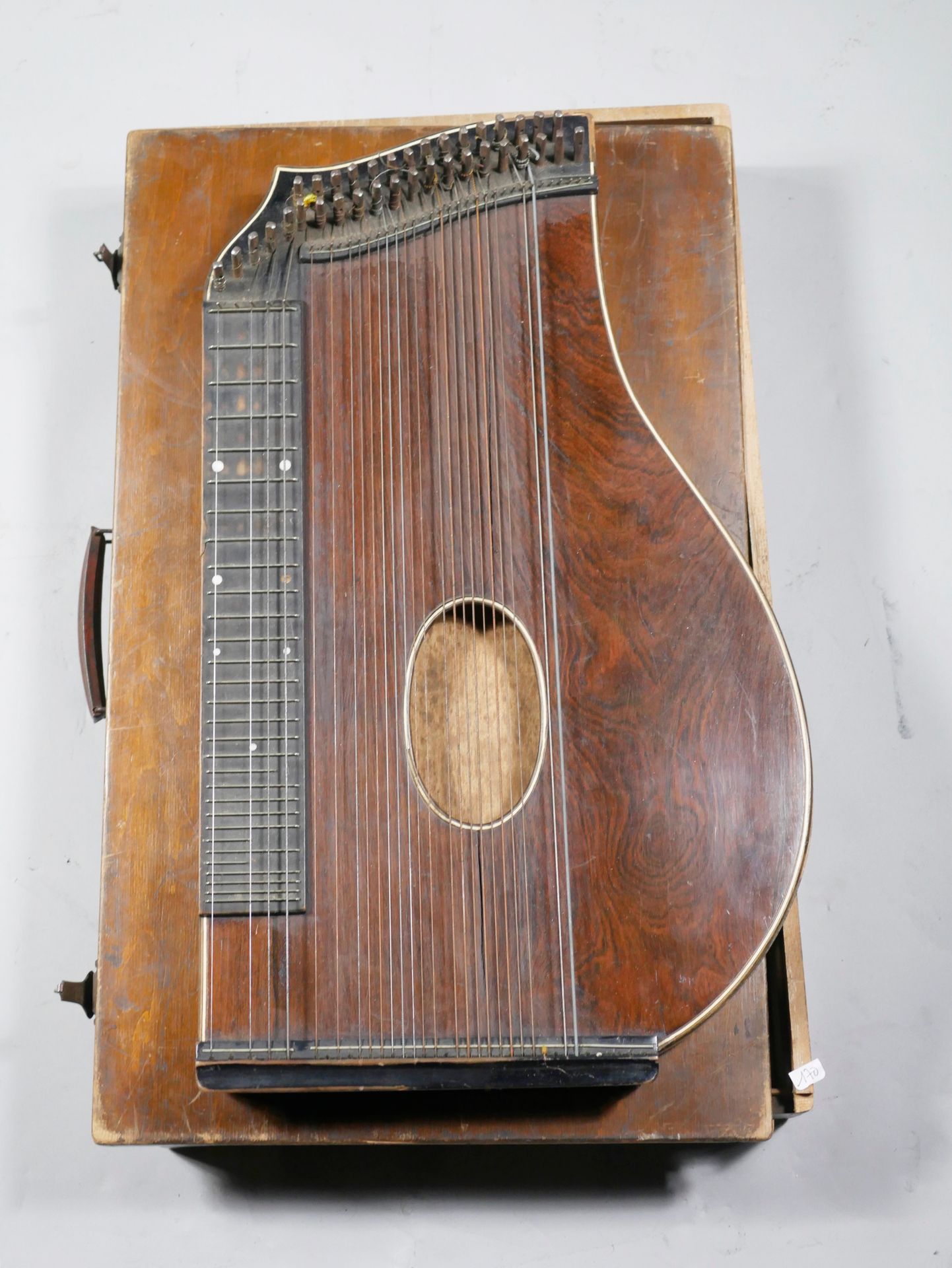 Null Zither ca. 1900, with box and sheet music. 

Sold as is.
