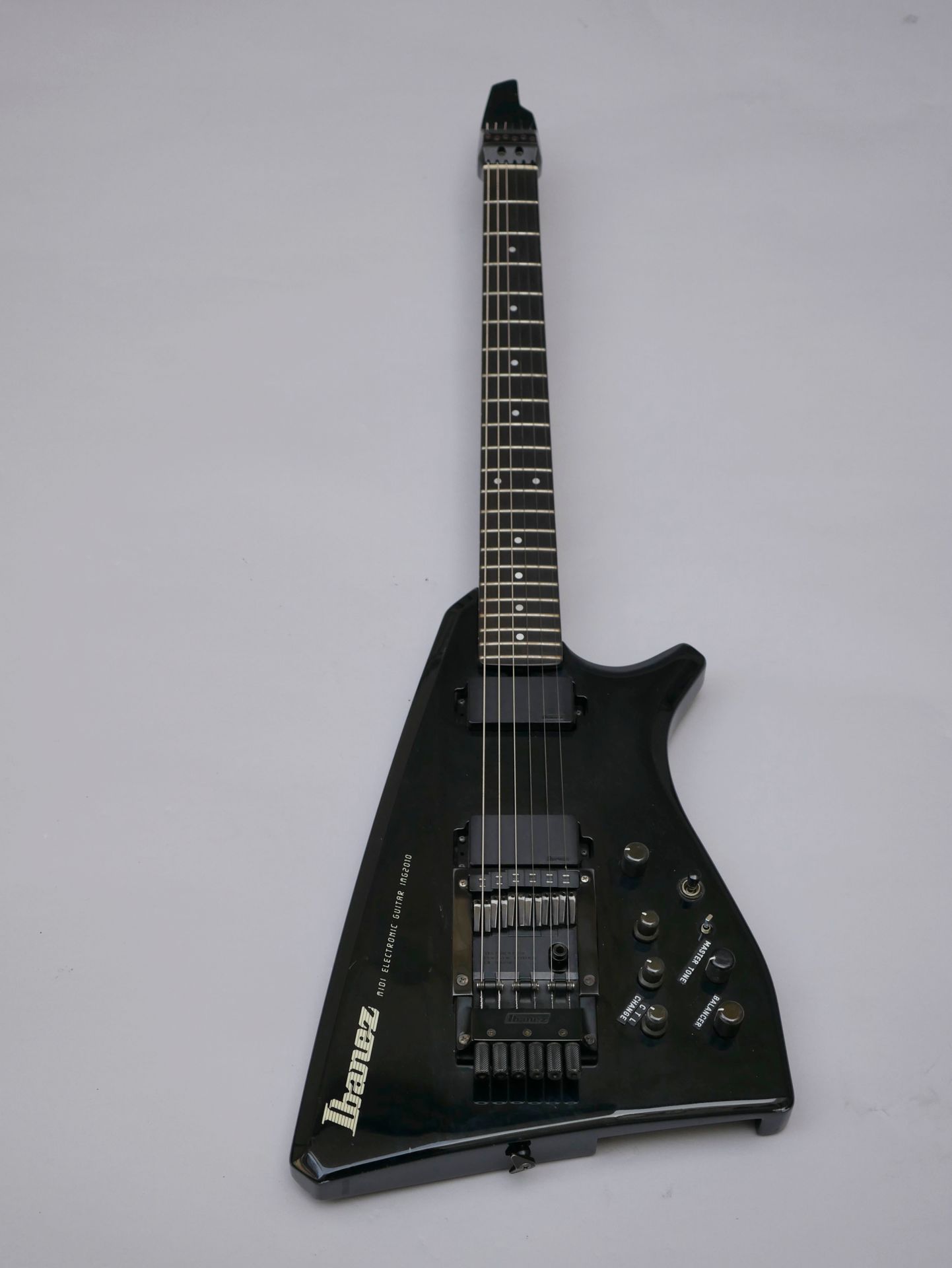Null Ibanez的实体电吉他，midi电子吉他IMG 2010，日本制造。

原装电缆，揉弦杆和箱子，状态良好，有使用痕迹。

(电子元件未测试)