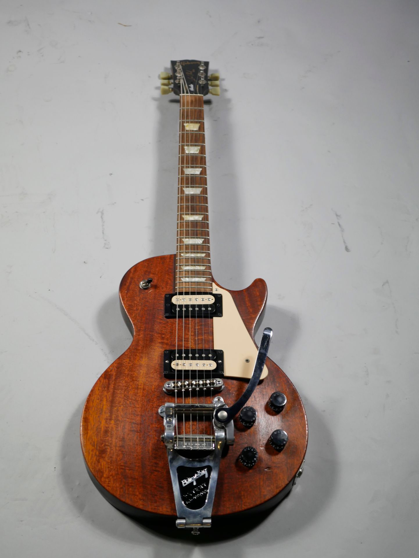 Null 吉布森实心电吉他型号Les Paul Studio，约2007年在美国制造，胡桃木饰面。

后来又增加了Bigsby，并进行了修改。准备好播放，原箱。&hellip;