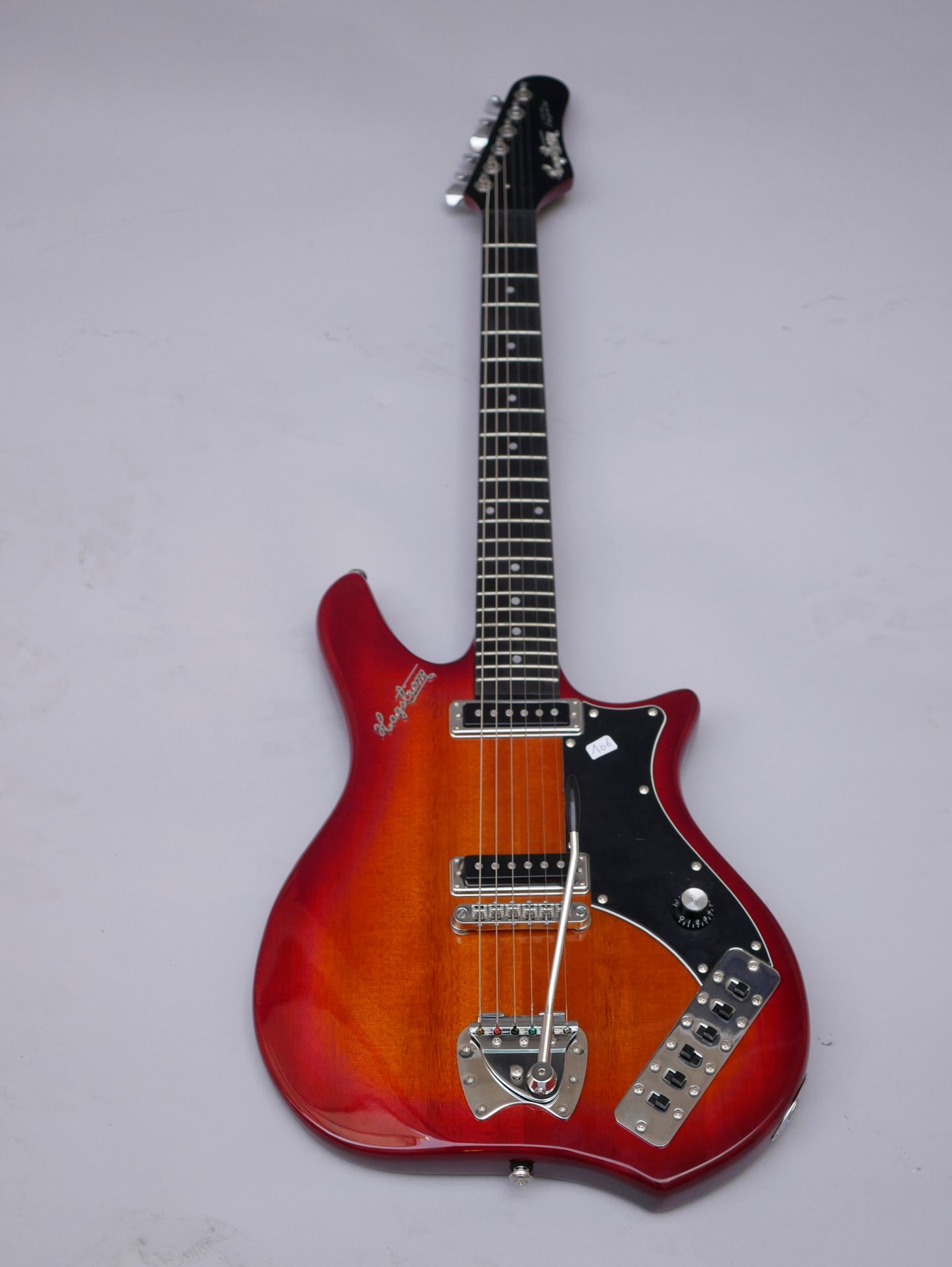 Null Solidbody Hagström E-Gitarre Modell Impala, made in China, Cherry-Finish. 
&hellip;