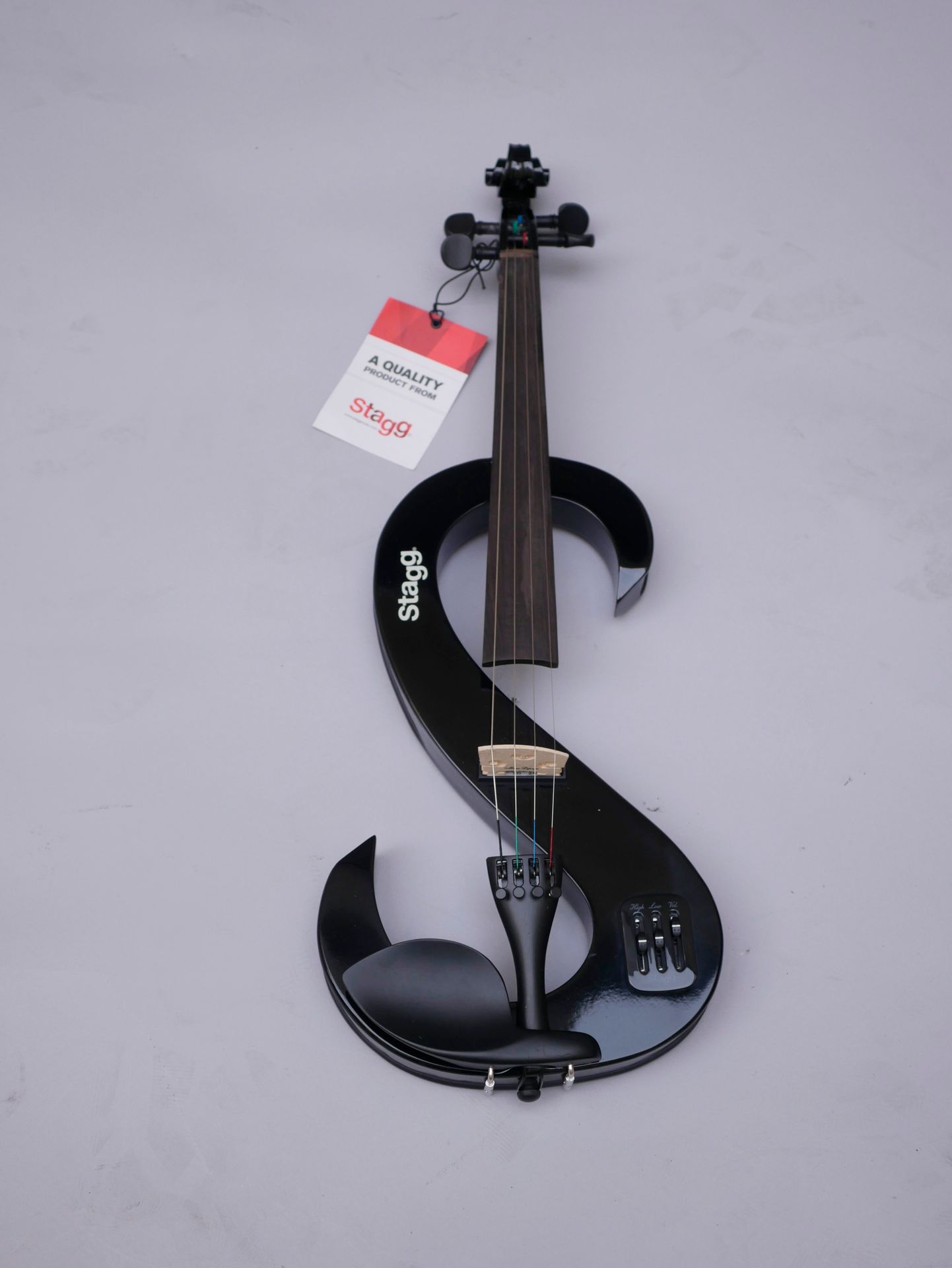 Null 斯塔格的实体电小提琴。

崭新的状态，完整地装在带蝴蝶结的软盒中。