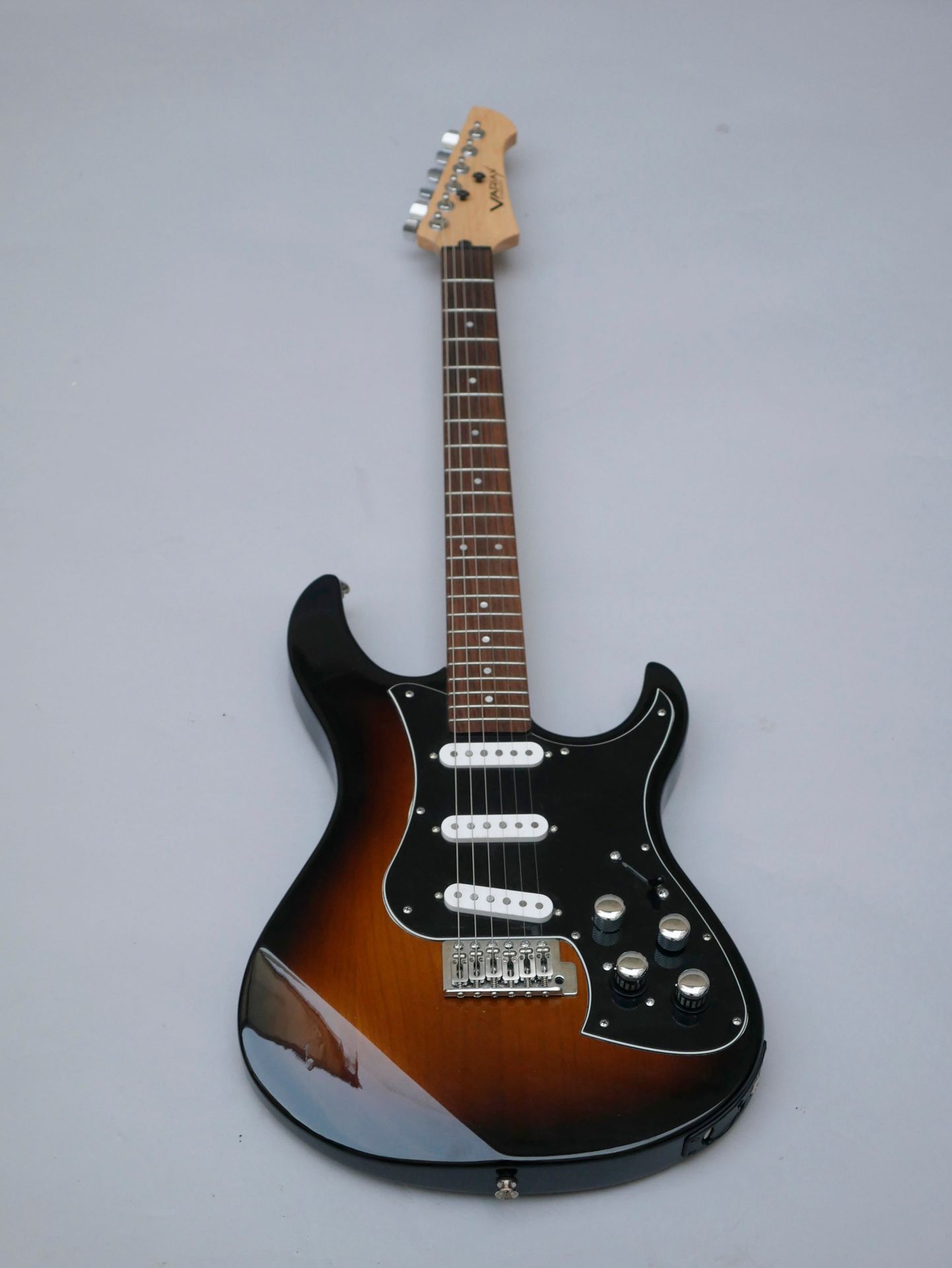 Null 
Variax Line 6的实体电吉他。 




状况良好，有带子和盖子，USB接口和电池充电器。




(电子元件未测试)