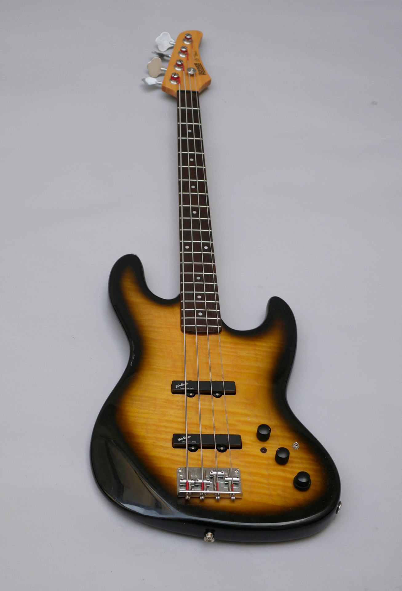 Null Solidbody Hohner Professional electric bass guitar.

Marks of use, case.

(&hellip;