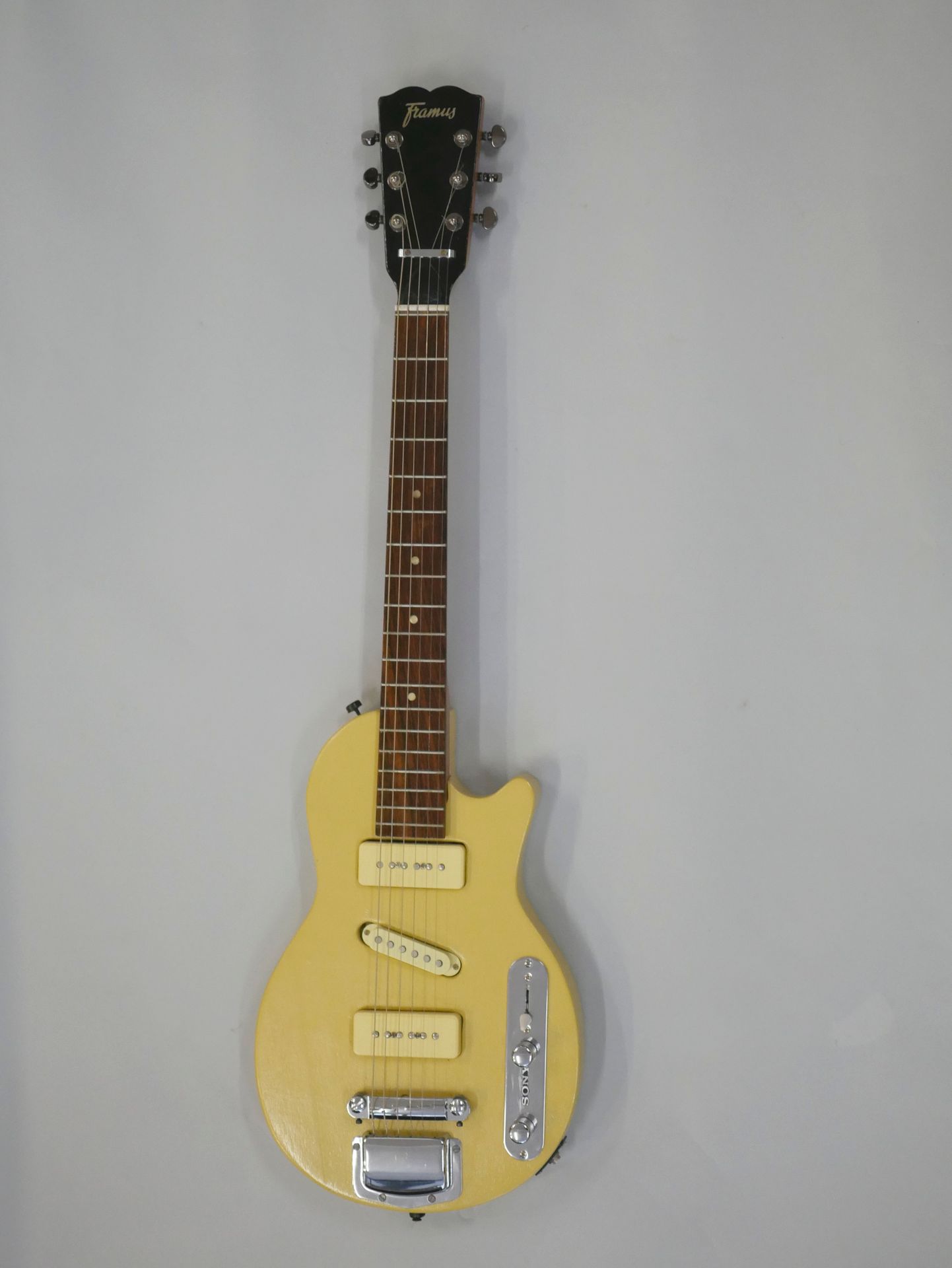 Null Solidbody-E-Gitarre, die aus einem Framus-Hals gefertigt wurde. 

Wird in u&hellip;