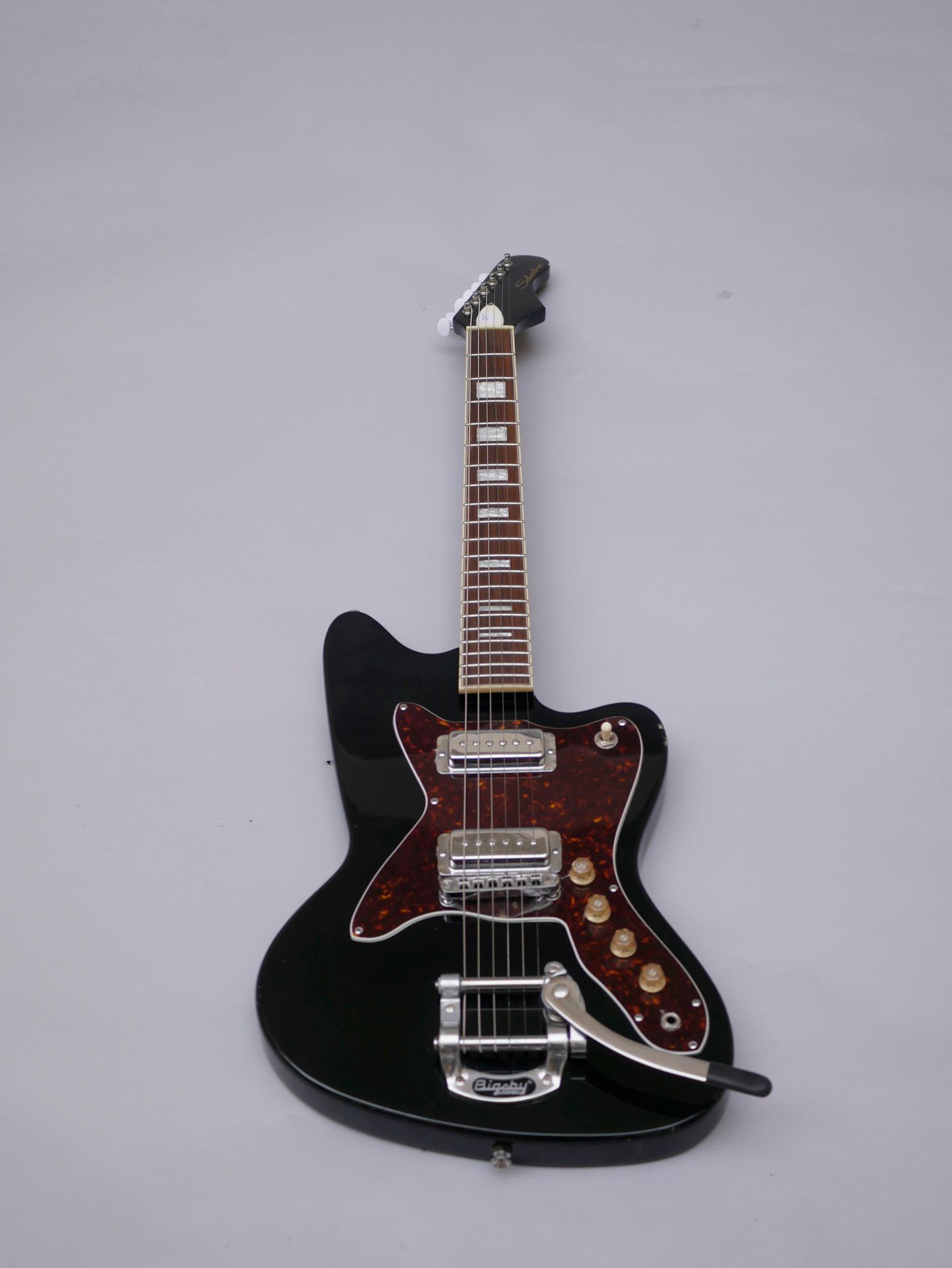 Null 实体电吉他Silvertone型号1478，印度尼西亚制造。

状况良好，清漆有缺口，毛呢琴盒。

(经测试的电子产品)