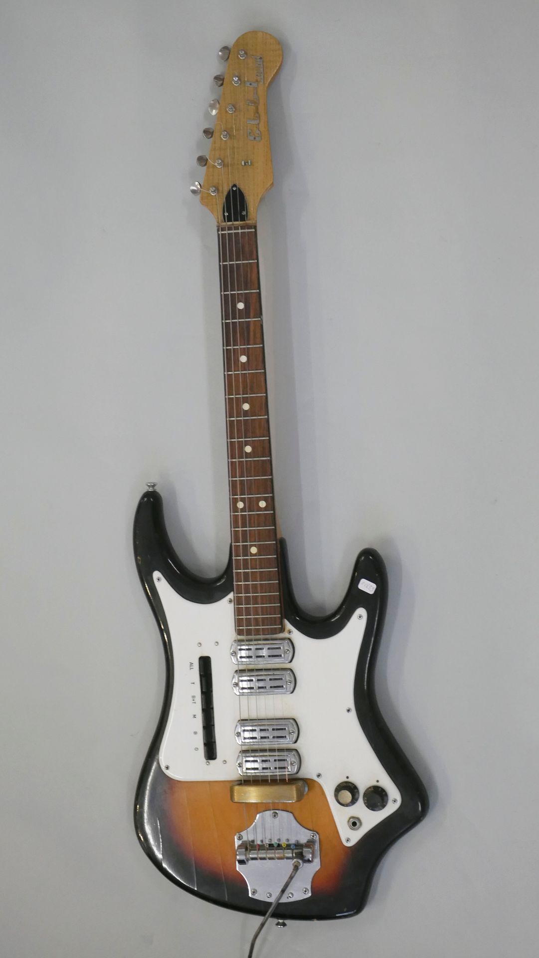 Null Crucianelli电吉他模型Elli的声音日期可能是1962年。

按原样出售。



只要拍卖行有必要的连接，这些仪器都可以在展览期间进行现场测&hellip;